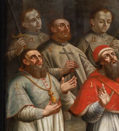 Zdjęcie nr 4: Obraz w kształcie prostokąta przedstawia trzynastu członków zakonu Fratres de Poenitentia (Marków). Po stronie lewej jest ich siedmiu, natomiast po prawej sześciu. Wszyscy zakonnicy posiadają numery do legendy z ich imionami wzdłuż dolnej krawędzi półtna. W centrum kompozycji ukazani są dwaj klęczący zakonnicy. Znajdujący się po lewej stronie, trzyma dwiema rękami brązowy model kościoła opierając go o lewe kolano, a zakonnik po prawej trzyma  w lewej ręce księgę. Obok widnieją dwaj starsi mężczyźni o siwych brodach. Stojący po prawej podtrzymuje lewą ręką wysoki drewniany krzyż, a stojący po stronie lewej  prawą ręką wykonuje gest błogosławieństwa, a w lewej trzyma krucyfiks. Jest on ubrany w czerwoną: pelerynę, czapkę piuskę oraz buty, a na szyi ma stułę. Pozostali zakonnicy stoją wokół klęczących mężczyzn. Wszyscy ubrani są w białe habity, a ich wzrok zwrócony jest ku świetlistemu niebu , gdzie wśród obłoków widnieje godło zakonu marków.  Tło kompozycji stanowi brunatne podłoże oraz ciemne niebo. Rama drewniana na cokole, flankowana kanelowanymi pilastrami, zwieńczona profilowanym gzymsem, polichromowana na czarno, w górnej części profil złocony. Wzdłuż dolnej krawędzi płótna inskrypcja: „I.S: Cletus Fundator 2. S: Quiriacus M: 3. S: Cesarius 4. S: Ventura C:  5 S: Solicitus C: 6. B: Michael C: 7. S: Moricus C: 8. S: Rainaldus C: 9. S: Liberius C: 10. S: Demetrius C: 11. S: Conoesus C: 12. S: Chilarius C: 13. S: Salerius.”