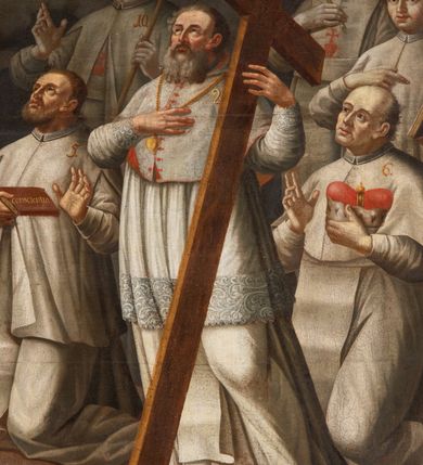 Zdjęcie nr 8: Obraz w kształcie prostokąta przedstawia trzynastu członków zakonu Fratres de Poenitentia (Marków). Po stronie lewej jest ich siedmiu, natomiast po prawej sześciu. Wszyscy zakonnicy posiadają numery do legendy z ich imionami wzdłuż dolnej krawędzi półtna. W centrum kompozycji ukazani są dwaj klęczący zakonnicy. Znajdujący się po lewej stronie, trzyma dwiema rękami brązowy model kościoła opierając go o lewe kolano, a zakonnik po prawej trzyma  w lewej ręce księgę. Obok widnieją dwaj starsi mężczyźni o siwych brodach. Stojący po prawej podtrzymuje lewą ręką wysoki drewniany krzyż, a stojący po stronie lewej  prawą ręką wykonuje gest błogosławieństwa, a w lewej trzyma krucyfiks. Jest on ubrany w czerwoną: pelerynę, czapkę piuskę oraz buty, a na szyi ma stułę. Pozostali zakonnicy stoją wokół klęczących mężczyzn. Wszyscy ubrani są w białe habity, a ich wzrok zwrócony jest ku świetlistemu niebu , gdzie wśród obłoków widnieje godło zakonu marków.  Tło kompozycji stanowi brunatne podłoże oraz ciemne niebo. Rama drewniana na cokole, flankowana kanelowanymi pilastrami, zwieńczona profilowanym gzymsem, polichromowana na czarno, w górnej części profil złocony. Wzdłuż dolnej krawędzi płótna inskrypcja: „I.S: Cletus Fundator 2. S: Quiriacus M: 3. S: Cesarius 4. S: Ventura C:  5 S: Solicitus C: 6. B: Michael C: 7. S: Moricus C: 8. S: Rainaldus C: 9. S: Liberius C: 10. S: Demetrius C: 11. S: Conoesus C: 12. S: Chilarius C: 13. S: Salerius.”