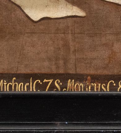 Zdjęcie nr 6: Obraz w kształcie prostokąta przedstawia trzynastu członków zakonu Fratres de Poenitentia (Marków). Po stronie lewej jest ich siedmiu, natomiast po prawej sześciu. Wszyscy zakonnicy posiadają numery do legendy z ich imionami wzdłuż dolnej krawędzi półtna. W centrum kompozycji ukazani są dwaj klęczący zakonnicy. Znajdujący się po lewej stronie, trzyma dwiema rękami brązowy model kościoła opierając go o lewe kolano, a zakonnik po prawej trzyma  w lewej ręce księgę. Obok widnieją dwaj starsi mężczyźni o siwych brodach. Stojący po prawej podtrzymuje lewą ręką wysoki drewniany krzyż, a stojący po stronie lewej  prawą ręką wykonuje gest błogosławieństwa, a w lewej trzyma krucyfiks. Jest on ubrany w czerwoną: pelerynę, czapkę piuskę oraz buty, a na szyi ma stułę. Pozostali zakonnicy stoją wokół klęczących mężczyzn. Wszyscy ubrani są w białe habity, a ich wzrok zwrócony jest ku świetlistemu niebu , gdzie wśród obłoków widnieje godło zakonu marków.  Tło kompozycji stanowi brunatne podłoże oraz ciemne niebo. Rama drewniana na cokole, flankowana kanelowanymi pilastrami, zwieńczona profilowanym gzymsem, polichromowana na czarno, w górnej części profil złocony. Wzdłuż dolnej krawędzi płótna inskrypcja: „I.S: Cletus Fundator 2. S: Quiriacus M: 3. S: Cesarius 4. S: Ventura C:  5 S: Solicitus C: 6. B: Michael C: 7. S: Moricus C: 8. S: Rainaldus C: 9. S: Liberius C: 10. S: Demetrius C: 11. S: Conoesus C: 12. S: Chilarius C: 13. S: Salerius.”