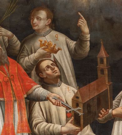 Zdjęcie nr 3: Obraz w kształcie prostokąta przedstawia trzynastu członków zakonu Fratres de Poenitentia (Marków). Po stronie lewej jest ich siedmiu, natomiast po prawej sześciu. Wszyscy zakonnicy posiadają numery do legendy z ich imionami wzdłuż dolnej krawędzi półtna. W centrum kompozycji ukazani są dwaj klęczący zakonnicy. Znajdujący się po lewej stronie, trzyma dwiema rękami brązowy model kościoła opierając go o lewe kolano, a zakonnik po prawej trzyma  w lewej ręce księgę. Obok widnieją dwaj starsi mężczyźni o siwych brodach. Stojący po prawej podtrzymuje lewą ręką wysoki drewniany krzyż, a stojący po stronie lewej  prawą ręką wykonuje gest błogosławieństwa, a w lewej trzyma krucyfiks. Jest on ubrany w czerwoną: pelerynę, czapkę piuskę oraz buty, a na szyi ma stułę. Pozostali zakonnicy stoją wokół klęczących mężczyzn. Wszyscy ubrani są w białe habity, a ich wzrok zwrócony jest ku świetlistemu niebu , gdzie wśród obłoków widnieje godło zakonu marków.  Tło kompozycji stanowi brunatne podłoże oraz ciemne niebo. Rama drewniana na cokole, flankowana kanelowanymi pilastrami, zwieńczona profilowanym gzymsem, polichromowana na czarno, w górnej części profil złocony. Wzdłuż dolnej krawędzi płótna inskrypcja: „I.S: Cletus Fundator 2. S: Quiriacus M: 3. S: Cesarius 4. S: Ventura C:  5 S: Solicitus C: 6. B: Michael C: 7. S: Moricus C: 8. S: Rainaldus C: 9. S: Liberius C: 10. S: Demetrius C: 11. S: Conoesus C: 12. S: Chilarius C: 13. S: Salerius.”