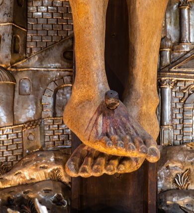 Zdjęcie nr 9: Ołtarz architektoniczny, trójosiowy, dwukondygnacyjny ze zwieńczeniem. Mensa prostopadłościenna, kamienna z drewnianym antepedium w formie leżącego prostokąta z postacią św. Augustyna ujętego wicią suchego akantu z przeplecioną, karbowaną wstążką i bukietami kwiatów. Przedstawienie otoczone profilowaną, ażurową ramą wypełnioną podobną wicią z akantu i kwiatów. Na mensie prostopadłościenne tabernakulum w formie kapliczki. Ściana frontowa z drzwiczkami w kształcie stojącego prostokąta dekorowanego krzyżem łacińskim ujętym wicią roślinną, zwieńczona trójkątnym przyczółkiem. Ścianka ujęta lizenami wypełnionymi wicią akantową podtrzymującymi pełne belkowanie obiegające bryłę, z mocno wysuniętym gzymsem wyłamanym w narożach. Całość zwieńczona czterospadowym dachem dekorowanym łuską. Na dachu baranek Boży leżący na księdze z siedmioma pieczęciami, przytrzymujący chorągiew, ukazany na tle chrystogramu otoczonego glorią promienistą. 
Nastawa na dwudzielnym cokole z półkolistymi bramkami ze zwieńczeniem utworzonym z ornamentu okuciowego ujmującego owalne pola. Osie pierwszej kondygnacji wydzielone kolumnami stojącymi na konsolach dekorowanych z frontu uskrzydlonymi główkami anielskimi powyżej liści akantu, na krawędziach cekinami, a po bokach wicią. Kolumny zostały przedzielone opaską w jednej trzeciej wysokości, dekorowane na całej wysokości wicią roślinną, główkami anielskimi w dolnej partii i imitacją kameryzacji na opaskach oraz w dwóch trzecich wysokości. Kolumny są ustawione na tle pilastrów dekorowanych wicią roślinną i zawieszonymi na niej chustkami. W polu centralnym kondygnacji jest nisza w kształcie stojącego prostokąta zamkniętego łukiem pełnym z postacią ukrzyżowanego Chrystusa na tle widoku Jerozolimy. W osiach bocznych mniejsze, ujęte pilastrami nisze o podobnym kształcie, których konchy wypełnione są muszlą, zwieńczone trójkątnym przyczółkiem przerwanym na cokół. W nich, na dekorowanych wicią i rozetami konsolach ustawiono figury: po lewej stronie św. Piotra, a po prawej św. Pawła. Kondygnacje ujmują ażurowe uszaki utworzone z ornamentu okuciowego, ulistnionych wolut i przewieszonej chustki. Kolumny podtrzymują pełne belkowanie wyniesione w łuk nad polem centralnym. Podłucze dekorowane rozetami, fryz głowami anielskimi i wicią, gzyms m.in. kostkowaniem i liśćmi akantu. Całość spięta kluczem z kartuszem z herbem kanoników regularnych od pokuty (marków). Na wyniesieniu belkowania posadowiono postaci aniołów trzymających narzędzia męki: anioł po lewej włócznię, a anioł po prawej gąbkę. Górna kondygnacja oparta została na schemacie aediculi – prostokątne pole ujęto kolumnami podtrzymującymi pełne belkowanie i trójkątny przyczółek przerwany na środku na cokół, na którym ustawiono rzeźbę  pelikana karmiącego młode własną krwią. Na krawędziach przyczółka dwie leżące postaci. Kondygnacja flankowana postaciami czterech ewangelistów ustawionymi na cokołach. Po lewej stronie św. Marek i św. Jan, po prawej św. Mateusz i św. Łukasz. Struktura polichromowana na kolor ciemnoniebieski; kolumny, profile, detale i ornamenty złocone i srebrzone.
