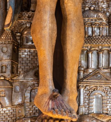 Zdjęcie nr 16: Ołtarz architektoniczny, trójosiowy, dwukondygnacyjny ze zwieńczeniem. Mensa prostopadłościenna, kamienna z drewnianym antepedium w formie leżącego prostokąta z postacią św. Augustyna ujętego wicią suchego akantu z przeplecioną, karbowaną wstążką i bukietami kwiatów. Przedstawienie otoczone profilowaną, ażurową ramą wypełnioną podobną wicią z akantu i kwiatów. Na mensie prostopadłościenne tabernakulum w formie kapliczki. Ściana frontowa z drzwiczkami w kształcie stojącego prostokąta dekorowanego krzyżem łacińskim ujętym wicią roślinną, zwieńczona trójkątnym przyczółkiem. Ścianka ujęta lizenami wypełnionymi wicią akantową podtrzymującymi pełne belkowanie obiegające bryłę, z mocno wysuniętym gzymsem wyłamanym w narożach. Całość zwieńczona czterospadowym dachem dekorowanym łuską. Na dachu baranek Boży leżący na księdze z siedmioma pieczęciami, przytrzymujący chorągiew, ukazany na tle chrystogramu otoczonego glorią promienistą. 
Nastawa na dwudzielnym cokole z półkolistymi bramkami ze zwieńczeniem utworzonym z ornamentu okuciowego ujmującego owalne pola. Osie pierwszej kondygnacji wydzielone kolumnami stojącymi na konsolach dekorowanych z frontu uskrzydlonymi główkami anielskimi powyżej liści akantu, na krawędziach cekinami, a po bokach wicią. Kolumny zostały przedzielone opaską w jednej trzeciej wysokości, dekorowane na całej wysokości wicią roślinną, główkami anielskimi w dolnej partii i imitacją kameryzacji na opaskach oraz w dwóch trzecich wysokości. Kolumny są ustawione na tle pilastrów dekorowanych wicią roślinną i zawieszonymi na niej chustkami. W polu centralnym kondygnacji jest nisza w kształcie stojącego prostokąta zamkniętego łukiem pełnym z postacią ukrzyżowanego Chrystusa na tle widoku Jerozolimy. W osiach bocznych mniejsze, ujęte pilastrami nisze o podobnym kształcie, których konchy wypełnione są muszlą, zwieńczone trójkątnym przyczółkiem przerwanym na cokół. W nich, na dekorowanych wicią i rozetami konsolach ustawiono figury: po lewej stronie św. Piotra, a po prawej św. Pawła. Kondygnacje ujmują ażurowe uszaki utworzone z ornamentu okuciowego, ulistnionych wolut i przewieszonej chustki. Kolumny podtrzymują pełne belkowanie wyniesione w łuk nad polem centralnym. Podłucze dekorowane rozetami, fryz głowami anielskimi i wicią, gzyms m.in. kostkowaniem i liśćmi akantu. Całość spięta kluczem z kartuszem z herbem kanoników regularnych od pokuty (marków). Na wyniesieniu belkowania posadowiono postaci aniołów trzymających narzędzia męki: anioł po lewej włócznię, a anioł po prawej gąbkę. Górna kondygnacja oparta została na schemacie aediculi – prostokątne pole ujęto kolumnami podtrzymującymi pełne belkowanie i trójkątny przyczółek przerwany na środku na cokół, na którym ustawiono rzeźbę  pelikana karmiącego młode własną krwią. Na krawędziach przyczółka dwie leżące postaci. Kondygnacja flankowana postaciami czterech ewangelistów ustawionymi na cokołach. Po lewej stronie św. Marek i św. Jan, po prawej św. Mateusz i św. Łukasz. Struktura polichromowana na kolor ciemnoniebieski; kolumny, profile, detale i ornamenty złocone i srebrzone.
