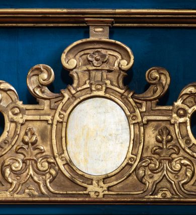 Zdjęcie nr 17: Ołtarz architektoniczny, trójosiowy, dwukondygnacyjny ze zwieńczeniem. Mensa prostopadłościenna, kamienna z drewnianym antepedium w formie leżącego prostokąta z postacią św. Augustyna ujętego wicią suchego akantu z przeplecioną, karbowaną wstążką i bukietami kwiatów. Przedstawienie otoczone profilowaną, ażurową ramą wypełnioną podobną wicią z akantu i kwiatów. Na mensie prostopadłościenne tabernakulum w formie kapliczki. Ściana frontowa z drzwiczkami w kształcie stojącego prostokąta dekorowanego krzyżem łacińskim ujętym wicią roślinną, zwieńczona trójkątnym przyczółkiem. Ścianka ujęta lizenami wypełnionymi wicią akantową podtrzymującymi pełne belkowanie obiegające bryłę, z mocno wysuniętym gzymsem wyłamanym w narożach. Całość zwieńczona czterospadowym dachem dekorowanym łuską. Na dachu baranek Boży leżący na księdze z siedmioma pieczęciami, przytrzymujący chorągiew, ukazany na tle chrystogramu otoczonego glorią promienistą. 
Nastawa na dwudzielnym cokole z półkolistymi bramkami ze zwieńczeniem utworzonym z ornamentu okuciowego ujmującego owalne pola. Osie pierwszej kondygnacji wydzielone kolumnami stojącymi na konsolach dekorowanych z frontu uskrzydlonymi główkami anielskimi powyżej liści akantu, na krawędziach cekinami, a po bokach wicią. Kolumny zostały przedzielone opaską w jednej trzeciej wysokości, dekorowane na całej wysokości wicią roślinną, główkami anielskimi w dolnej partii i imitacją kameryzacji na opaskach oraz w dwóch trzecich wysokości. Kolumny są ustawione na tle pilastrów dekorowanych wicią roślinną i zawieszonymi na niej chustkami. W polu centralnym kondygnacji jest nisza w kształcie stojącego prostokąta zamkniętego łukiem pełnym z postacią ukrzyżowanego Chrystusa na tle widoku Jerozolimy. W osiach bocznych mniejsze, ujęte pilastrami nisze o podobnym kształcie, których konchy wypełnione są muszlą, zwieńczone trójkątnym przyczółkiem przerwanym na cokół. W nich, na dekorowanych wicią i rozetami konsolach ustawiono figury: po lewej stronie św. Piotra, a po prawej św. Pawła. Kondygnacje ujmują ażurowe uszaki utworzone z ornamentu okuciowego, ulistnionych wolut i przewieszonej chustki. Kolumny podtrzymują pełne belkowanie wyniesione w łuk nad polem centralnym. Podłucze dekorowane rozetami, fryz głowami anielskimi i wicią, gzyms m.in. kostkowaniem i liśćmi akantu. Całość spięta kluczem z kartuszem z herbem kanoników regularnych od pokuty (marków). Na wyniesieniu belkowania posadowiono postaci aniołów trzymających narzędzia męki: anioł po lewej włócznię, a anioł po prawej gąbkę. Górna kondygnacja oparta została na schemacie aediculi – prostokątne pole ujęto kolumnami podtrzymującymi pełne belkowanie i trójkątny przyczółek przerwany na środku na cokół, na którym ustawiono rzeźbę  pelikana karmiącego młode własną krwią. Na krawędziach przyczółka dwie leżące postaci. Kondygnacja flankowana postaciami czterech ewangelistów ustawionymi na cokołach. Po lewej stronie św. Marek i św. Jan, po prawej św. Mateusz i św. Łukasz. Struktura polichromowana na kolor ciemnoniebieski; kolumny, profile, detale i ornamenty złocone i srebrzone.
