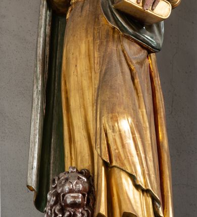 Zdjęcie nr 22: Ołtarz architektoniczny, trójosiowy, dwukondygnacyjny ze zwieńczeniem. Mensa prostopadłościenna, kamienna z drewnianym antepedium w formie leżącego prostokąta z postacią św. Augustyna ujętego wicią suchego akantu z przeplecioną, karbowaną wstążką i bukietami kwiatów. Przedstawienie otoczone profilowaną, ażurową ramą wypełnioną podobną wicią z akantu i kwiatów. Na mensie prostopadłościenne tabernakulum w formie kapliczki. Ściana frontowa z drzwiczkami w kształcie stojącego prostokąta dekorowanego krzyżem łacińskim ujętym wicią roślinną, zwieńczona trójkątnym przyczółkiem. Ścianka ujęta lizenami wypełnionymi wicią akantową podtrzymującymi pełne belkowanie obiegające bryłę, z mocno wysuniętym gzymsem wyłamanym w narożach. Całość zwieńczona czterospadowym dachem dekorowanym łuską. Na dachu baranek Boży leżący na księdze z siedmioma pieczęciami, przytrzymujący chorągiew, ukazany na tle chrystogramu otoczonego glorią promienistą. 
Nastawa na dwudzielnym cokole z półkolistymi bramkami ze zwieńczeniem utworzonym z ornamentu okuciowego ujmującego owalne pola. Osie pierwszej kondygnacji wydzielone kolumnami stojącymi na konsolach dekorowanych z frontu uskrzydlonymi główkami anielskimi powyżej liści akantu, na krawędziach cekinami, a po bokach wicią. Kolumny zostały przedzielone opaską w jednej trzeciej wysokości, dekorowane na całej wysokości wicią roślinną, główkami anielskimi w dolnej partii i imitacją kameryzacji na opaskach oraz w dwóch trzecich wysokości. Kolumny są ustawione na tle pilastrów dekorowanych wicią roślinną i zawieszonymi na niej chustkami. W polu centralnym kondygnacji jest nisza w kształcie stojącego prostokąta zamkniętego łukiem pełnym z postacią ukrzyżowanego Chrystusa na tle widoku Jerozolimy. W osiach bocznych mniejsze, ujęte pilastrami nisze o podobnym kształcie, których konchy wypełnione są muszlą, zwieńczone trójkątnym przyczółkiem przerwanym na cokół. W nich, na dekorowanych wicią i rozetami konsolach ustawiono figury: po lewej stronie św. Piotra, a po prawej św. Pawła. Kondygnacje ujmują ażurowe uszaki utworzone z ornamentu okuciowego, ulistnionych wolut i przewieszonej chustki. Kolumny podtrzymują pełne belkowanie wyniesione w łuk nad polem centralnym. Podłucze dekorowane rozetami, fryz głowami anielskimi i wicią, gzyms m.in. kostkowaniem i liśćmi akantu. Całość spięta kluczem z kartuszem z herbem kanoników regularnych od pokuty (marków). Na wyniesieniu belkowania posadowiono postaci aniołów trzymających narzędzia męki: anioł po lewej włócznię, a anioł po prawej gąbkę. Górna kondygnacja oparta została na schemacie aediculi – prostokątne pole ujęto kolumnami podtrzymującymi pełne belkowanie i trójkątny przyczółek przerwany na środku na cokół, na którym ustawiono rzeźbę  pelikana karmiącego młode własną krwią. Na krawędziach przyczółka dwie leżące postaci. Kondygnacja flankowana postaciami czterech ewangelistów ustawionymi na cokołach. Po lewej stronie św. Marek i św. Jan, po prawej św. Mateusz i św. Łukasz. Struktura polichromowana na kolor ciemnoniebieski; kolumny, profile, detale i ornamenty złocone i srebrzone.
