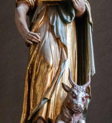 Zdjęcie nr 31: Ołtarz architektoniczny, trójosiowy, dwukondygnacyjny ze zwieńczeniem. Mensa prostopadłościenna, kamienna z drewnianym antepedium w formie leżącego prostokąta z postacią św. Augustyna ujętego wicią suchego akantu z przeplecioną, karbowaną wstążką i bukietami kwiatów. Przedstawienie otoczone profilowaną, ażurową ramą wypełnioną podobną wicią z akantu i kwiatów. Na mensie prostopadłościenne tabernakulum w formie kapliczki. Ściana frontowa z drzwiczkami w kształcie stojącego prostokąta dekorowanego krzyżem łacińskim ujętym wicią roślinną, zwieńczona trójkątnym przyczółkiem. Ścianka ujęta lizenami wypełnionymi wicią akantową podtrzymującymi pełne belkowanie obiegające bryłę, z mocno wysuniętym gzymsem wyłamanym w narożach. Całość zwieńczona czterospadowym dachem dekorowanym łuską. Na dachu baranek Boży leżący na księdze z siedmioma pieczęciami, przytrzymujący chorągiew, ukazany na tle chrystogramu otoczonego glorią promienistą. 
Nastawa na dwudzielnym cokole z półkolistymi bramkami ze zwieńczeniem utworzonym z ornamentu okuciowego ujmującego owalne pola. Osie pierwszej kondygnacji wydzielone kolumnami stojącymi na konsolach dekorowanych z frontu uskrzydlonymi główkami anielskimi powyżej liści akantu, na krawędziach cekinami, a po bokach wicią. Kolumny zostały przedzielone opaską w jednej trzeciej wysokości, dekorowane na całej wysokości wicią roślinną, główkami anielskimi w dolnej partii i imitacją kameryzacji na opaskach oraz w dwóch trzecich wysokości. Kolumny są ustawione na tle pilastrów dekorowanych wicią roślinną i zawieszonymi na niej chustkami. W polu centralnym kondygnacji jest nisza w kształcie stojącego prostokąta zamkniętego łukiem pełnym z postacią ukrzyżowanego Chrystusa na tle widoku Jerozolimy. W osiach bocznych mniejsze, ujęte pilastrami nisze o podobnym kształcie, których konchy wypełnione są muszlą, zwieńczone trójkątnym przyczółkiem przerwanym na cokół. W nich, na dekorowanych wicią i rozetami konsolach ustawiono figury: po lewej stronie św. Piotra, a po prawej św. Pawła. Kondygnacje ujmują ażurowe uszaki utworzone z ornamentu okuciowego, ulistnionych wolut i przewieszonej chustki. Kolumny podtrzymują pełne belkowanie wyniesione w łuk nad polem centralnym. Podłucze dekorowane rozetami, fryz głowami anielskimi i wicią, gzyms m.in. kostkowaniem i liśćmi akantu. Całość spięta kluczem z kartuszem z herbem kanoników regularnych od pokuty (marków). Na wyniesieniu belkowania posadowiono postaci aniołów trzymających narzędzia męki: anioł po lewej włócznię, a anioł po prawej gąbkę. Górna kondygnacja oparta została na schemacie aediculi – prostokątne pole ujęto kolumnami podtrzymującymi pełne belkowanie i trójkątny przyczółek przerwany na środku na cokół, na którym ustawiono rzeźbę  pelikana karmiącego młode własną krwią. Na krawędziach przyczółka dwie leżące postaci. Kondygnacja flankowana postaciami czterech ewangelistów ustawionymi na cokołach. Po lewej stronie św. Marek i św. Jan, po prawej św. Mateusz i św. Łukasz. Struktura polichromowana na kolor ciemnoniebieski; kolumny, profile, detale i ornamenty złocone i srebrzone.
