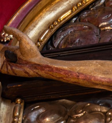 Zdjęcie nr 15: Ołtarz architektoniczny, trójosiowy, dwukondygnacyjny ze zwieńczeniem. Mensa prostopadłościenna, kamienna z drewnianym antepedium w formie leżącego prostokąta z postacią św. Augustyna ujętego wicią suchego akantu z przeplecioną, karbowaną wstążką i bukietami kwiatów. Przedstawienie otoczone profilowaną, ażurową ramą wypełnioną podobną wicią z akantu i kwiatów. Na mensie prostopadłościenne tabernakulum w formie kapliczki. Ściana frontowa z drzwiczkami w kształcie stojącego prostokąta dekorowanego krzyżem łacińskim ujętym wicią roślinną, zwieńczona trójkątnym przyczółkiem. Ścianka ujęta lizenami wypełnionymi wicią akantową podtrzymującymi pełne belkowanie obiegające bryłę, z mocno wysuniętym gzymsem wyłamanym w narożach. Całość zwieńczona czterospadowym dachem dekorowanym łuską. Na dachu baranek Boży leżący na księdze z siedmioma pieczęciami, przytrzymujący chorągiew, ukazany na tle chrystogramu otoczonego glorią promienistą. 
Nastawa na dwudzielnym cokole z półkolistymi bramkami ze zwieńczeniem utworzonym z ornamentu okuciowego ujmującego owalne pola. Osie pierwszej kondygnacji wydzielone kolumnami stojącymi na konsolach dekorowanych z frontu uskrzydlonymi główkami anielskimi powyżej liści akantu, na krawędziach cekinami, a po bokach wicią. Kolumny zostały przedzielone opaską w jednej trzeciej wysokości, dekorowane na całej wysokości wicią roślinną, główkami anielskimi w dolnej partii i imitacją kameryzacji na opaskach oraz w dwóch trzecich wysokości. Kolumny są ustawione na tle pilastrów dekorowanych wicią roślinną i zawieszonymi na niej chustkami. W polu centralnym kondygnacji jest nisza w kształcie stojącego prostokąta zamkniętego łukiem pełnym z postacią ukrzyżowanego Chrystusa na tle widoku Jerozolimy. W osiach bocznych mniejsze, ujęte pilastrami nisze o podobnym kształcie, których konchy wypełnione są muszlą, zwieńczone trójkątnym przyczółkiem przerwanym na cokół. W nich, na dekorowanych wicią i rozetami konsolach ustawiono figury: po lewej stronie św. Piotra, a po prawej św. Pawła. Kondygnacje ujmują ażurowe uszaki utworzone z ornamentu okuciowego, ulistnionych wolut i przewieszonej chustki. Kolumny podtrzymują pełne belkowanie wyniesione w łuk nad polem centralnym. Podłucze dekorowane rozetami, fryz głowami anielskimi i wicią, gzyms m.in. kostkowaniem i liśćmi akantu. Całość spięta kluczem z kartuszem z herbem kanoników regularnych od pokuty (marków). Na wyniesieniu belkowania posadowiono postaci aniołów trzymających narzędzia męki: anioł po lewej włócznię, a anioł po prawej gąbkę. Górna kondygnacja oparta została na schemacie aediculi – prostokątne pole ujęto kolumnami podtrzymującymi pełne belkowanie i trójkątny przyczółek przerwany na środku na cokół, na którym ustawiono rzeźbę  pelikana karmiącego młode własną krwią. Na krawędziach przyczółka dwie leżące postaci. Kondygnacja flankowana postaciami czterech ewangelistów ustawionymi na cokołach. Po lewej stronie św. Marek i św. Jan, po prawej św. Mateusz i św. Łukasz. Struktura polichromowana na kolor ciemnoniebieski; kolumny, profile, detale i ornamenty złocone i srebrzone.
