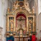 Zdjęcie nr 1: Ołtarz architektoniczny, trójosiowy, dwukondygnacyjny ze zwieńczeniem. Mensa prostopadłościenna, kamienna z drewnianym antepedium w formie leżącego prostokąta z postacią św. Augustyna ujętego wicią suchego akantu z przeplecioną, karbowaną wstążką i bukietami kwiatów. Przedstawienie otoczone profilowaną, ażurową ramą wypełnioną podobną wicią z akantu i kwiatów. Na mensie prostopadłościenne tabernakulum w formie kapliczki. Ściana frontowa z drzwiczkami w kształcie stojącego prostokąta dekorowanego krzyżem łacińskim ujętym wicią roślinną, zwieńczona trójkątnym przyczółkiem. Ścianka ujęta lizenami wypełnionymi wicią akantową podtrzymującymi pełne belkowanie obiegające bryłę, z mocno wysuniętym gzymsem wyłamanym w narożach. Całość zwieńczona czterospadowym dachem dekorowanym łuską. Na dachu baranek Boży leżący na księdze z siedmioma pieczęciami, przytrzymujący chorągiew, ukazany na tle chrystogramu otoczonego glorią promienistą. 
Nastawa na dwudzielnym cokole z półkolistymi bramkami ze zwieńczeniem utworzonym z ornamentu okuciowego ujmującego owalne pola. Osie pierwszej kondygnacji wydzielone kolumnami stojącymi na konsolach dekorowanych z frontu uskrzydlonymi główkami anielskimi powyżej liści akantu, na krawędziach cekinami, a po bokach wicią. Kolumny zostały przedzielone opaską w jednej trzeciej wysokości, dekorowane na całej wysokości wicią roślinną, główkami anielskimi w dolnej partii i imitacją kameryzacji na opaskach oraz w dwóch trzecich wysokości. Kolumny są ustawione na tle pilastrów dekorowanych wicią roślinną i zawieszonymi na niej chustkami. W polu centralnym kondygnacji jest nisza w kształcie stojącego prostokąta zamkniętego łukiem pełnym z postacią ukrzyżowanego Chrystusa na tle widoku Jerozolimy. W osiach bocznych mniejsze, ujęte pilastrami nisze o podobnym kształcie, których konchy wypełnione są muszlą, zwieńczone trójkątnym przyczółkiem przerwanym na cokół. W nich, na dekorowanych wicią i rozetami konsolach ustawiono figury: po lewej stronie św. Piotra, a po prawej św. Pawła. Kondygnacje ujmują ażurowe uszaki utworzone z ornamentu okuciowego, ulistnionych wolut i przewieszonej chustki. Kolumny podtrzymują pełne belkowanie wyniesione w łuk nad polem centralnym. Podłucze dekorowane rozetami, fryz głowami anielskimi i wicią, gzyms m.in. kostkowaniem i liśćmi akantu. Całość spięta kluczem z kartuszem z herbem kanoników regularnych od pokuty (marków). Na wyniesieniu belkowania posadowiono postaci aniołów trzymających narzędzia męki: anioł po lewej włócznię, a anioł po prawej gąbkę. Górna kondygnacja oparta została na schemacie aediculi – prostokątne pole ujęto kolumnami podtrzymującymi pełne belkowanie i trójkątny przyczółek przerwany na środku na cokół, na którym ustawiono rzeźbę  pelikana karmiącego młode własną krwią. Na krawędziach przyczółka dwie leżące postaci. Kondygnacja flankowana postaciami czterech ewangelistów ustawionymi na cokołach. Po lewej stronie św. Marek i św. Jan, po prawej św. Mateusz i św. Łukasz. Struktura polichromowana na kolor ciemnoniebieski; kolumny, profile, detale i ornamenty złocone i srebrzone.
