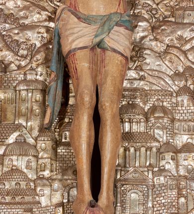 Zdjęcie nr 48: Ołtarz architektoniczny, trójosiowy, dwukondygnacyjny ze zwieńczeniem. Mensa prostopadłościenna, kamienna z drewnianym antepedium w formie leżącego prostokąta z postacią św. Augustyna ujętego wicią suchego akantu z przeplecioną, karbowaną wstążką i bukietami kwiatów. Przedstawienie otoczone profilowaną, ażurową ramą wypełnioną podobną wicią z akantu i kwiatów. Na mensie prostopadłościenne tabernakulum w formie kapliczki. Ściana frontowa z drzwiczkami w kształcie stojącego prostokąta dekorowanego krzyżem łacińskim ujętym wicią roślinną, zwieńczona trójkątnym przyczółkiem. Ścianka ujęta lizenami wypełnionymi wicią akantową podtrzymującymi pełne belkowanie obiegające bryłę, z mocno wysuniętym gzymsem wyłamanym w narożach. Całość zwieńczona czterospadowym dachem dekorowanym łuską. Na dachu baranek Boży leżący na księdze z siedmioma pieczęciami, przytrzymujący chorągiew, ukazany na tle chrystogramu otoczonego glorią promienistą. 
Nastawa na dwudzielnym cokole z półkolistymi bramkami ze zwieńczeniem utworzonym z ornamentu okuciowego ujmującego owalne pola. Osie pierwszej kondygnacji wydzielone kolumnami stojącymi na konsolach dekorowanych z frontu uskrzydlonymi główkami anielskimi powyżej liści akantu, na krawędziach cekinami, a po bokach wicią. Kolumny zostały przedzielone opaską w jednej trzeciej wysokości, dekorowane na całej wysokości wicią roślinną, główkami anielskimi w dolnej partii i imitacją kameryzacji na opaskach oraz w dwóch trzecich wysokości. Kolumny są ustawione na tle pilastrów dekorowanych wicią roślinną i zawieszonymi na niej chustkami. W polu centralnym kondygnacji jest nisza w kształcie stojącego prostokąta zamkniętego łukiem pełnym z postacią ukrzyżowanego Chrystusa na tle widoku Jerozolimy. W osiach bocznych mniejsze, ujęte pilastrami nisze o podobnym kształcie, których konchy wypełnione są muszlą, zwieńczone trójkątnym przyczółkiem przerwanym na cokół. W nich, na dekorowanych wicią i rozetami konsolach ustawiono figury: po lewej stronie św. Piotra, a po prawej św. Pawła. Kondygnacje ujmują ażurowe uszaki utworzone z ornamentu okuciowego, ulistnionych wolut i przewieszonej chustki. Kolumny podtrzymują pełne belkowanie wyniesione w łuk nad polem centralnym. Podłucze dekorowane rozetami, fryz głowami anielskimi i wicią, gzyms m.in. kostkowaniem i liśćmi akantu. Całość spięta kluczem z kartuszem z herbem kanoników regularnych od pokuty (marków). Na wyniesieniu belkowania posadowiono postaci aniołów trzymających narzędzia męki: anioł po lewej włócznię, a anioł po prawej gąbkę. Górna kondygnacja oparta została na schemacie aediculi – prostokątne pole ujęto kolumnami podtrzymującymi pełne belkowanie i trójkątny przyczółek przerwany na środku na cokół, na którym ustawiono rzeźbę  pelikana karmiącego młode własną krwią. Na krawędziach przyczółka dwie leżące postaci. Kondygnacja flankowana postaciami czterech ewangelistów ustawionymi na cokołach. Po lewej stronie św. Marek i św. Jan, po prawej św. Mateusz i św. Łukasz. Struktura polichromowana na kolor ciemnoniebieski; kolumny, profile, detale i ornamenty złocone i srebrzone.
