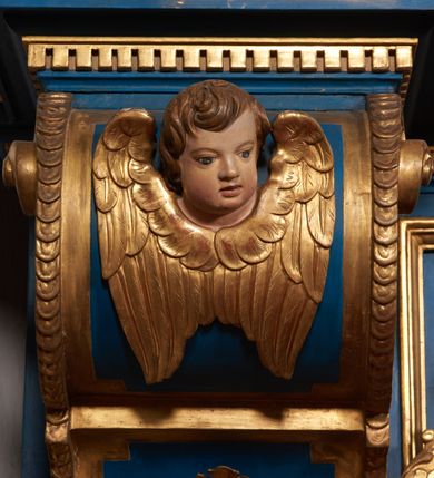 Zdjęcie nr 66: Ołtarz architektoniczny, trójosiowy, dwukondygnacyjny ze zwieńczeniem. Mensa prostopadłościenna, kamienna z drewnianym antepedium w formie leżącego prostokąta z postacią św. Augustyna ujętego wicią suchego akantu z przeplecioną, karbowaną wstążką i bukietami kwiatów. Przedstawienie otoczone profilowaną, ażurową ramą wypełnioną podobną wicią z akantu i kwiatów. Na mensie prostopadłościenne tabernakulum w formie kapliczki. Ściana frontowa z drzwiczkami w kształcie stojącego prostokąta dekorowanego krzyżem łacińskim ujętym wicią roślinną, zwieńczona trójkątnym przyczółkiem. Ścianka ujęta lizenami wypełnionymi wicią akantową podtrzymującymi pełne belkowanie obiegające bryłę, z mocno wysuniętym gzymsem wyłamanym w narożach. Całość zwieńczona czterospadowym dachem dekorowanym łuską. Na dachu baranek Boży leżący na księdze z siedmioma pieczęciami, przytrzymujący chorągiew, ukazany na tle chrystogramu otoczonego glorią promienistą. 
Nastawa na dwudzielnym cokole z półkolistymi bramkami ze zwieńczeniem utworzonym z ornamentu okuciowego ujmującego owalne pola. Osie pierwszej kondygnacji wydzielone kolumnami stojącymi na konsolach dekorowanych z frontu uskrzydlonymi główkami anielskimi powyżej liści akantu, na krawędziach cekinami, a po bokach wicią. Kolumny zostały przedzielone opaską w jednej trzeciej wysokości, dekorowane na całej wysokości wicią roślinną, główkami anielskimi w dolnej partii i imitacją kameryzacji na opaskach oraz w dwóch trzecich wysokości. Kolumny są ustawione na tle pilastrów dekorowanych wicią roślinną i zawieszonymi na niej chustkami. W polu centralnym kondygnacji jest nisza w kształcie stojącego prostokąta zamkniętego łukiem pełnym z postacią ukrzyżowanego Chrystusa na tle widoku Jerozolimy. W osiach bocznych mniejsze, ujęte pilastrami nisze o podobnym kształcie, których konchy wypełnione są muszlą, zwieńczone trójkątnym przyczółkiem przerwanym na cokół. W nich, na dekorowanych wicią i rozetami konsolach ustawiono figury: po lewej stronie św. Piotra, a po prawej św. Pawła. Kondygnacje ujmują ażurowe uszaki utworzone z ornamentu okuciowego, ulistnionych wolut i przewieszonej chustki. Kolumny podtrzymują pełne belkowanie wyniesione w łuk nad polem centralnym. Podłucze dekorowane rozetami, fryz głowami anielskimi i wicią, gzyms m.in. kostkowaniem i liśćmi akantu. Całość spięta kluczem z kartuszem z herbem kanoników regularnych od pokuty (marków). Na wyniesieniu belkowania posadowiono postaci aniołów trzymających narzędzia męki: anioł po lewej włócznię, a anioł po prawej gąbkę. Górna kondygnacja oparta została na schemacie aediculi – prostokątne pole ujęto kolumnami podtrzymującymi pełne belkowanie i trójkątny przyczółek przerwany na środku na cokół, na którym ustawiono rzeźbę  pelikana karmiącego młode własną krwią. Na krawędziach przyczółka dwie leżące postaci. Kondygnacja flankowana postaciami czterech ewangelistów ustawionymi na cokołach. Po lewej stronie św. Marek i św. Jan, po prawej św. Mateusz i św. Łukasz. Struktura polichromowana na kolor ciemnoniebieski; kolumny, profile, detale i ornamenty złocone i srebrzone.
