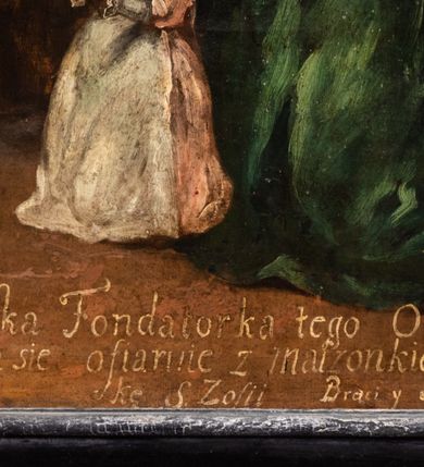 Zdjęcie nr 5: Obraz w formie stojącego prostokąta przedstawiający św. Zofię z trzema córkami, klęczącą przed Chrystusem siedzącym pośród obłoków. W centrum obrazu Zofia ukazana frontalnie, z uniesioną głową, skierowaną w prawo i rozłożonymi na boki rękami. Ubrana jest w zieloną suknię oraz błękitny płaszcz z jasnobrązowym kapturem spięty broszą u szyi. Przed Zofią klęczą jej córki ukazane jako młode dziewczęta, ubrane w suknie z gorsetami oraz płaszcze. Przed pierwszą od lewej córką Nadzieją stoi kocioł, obok Wiara trzyma ruszt, a Miłość miecz. W lewym górnym rogu obrazu Chrystus siedzący na obłoku, zwrócony w trzech czwartych w lewo, przepasany w partii nóg czerwonym płaszczem, w lewej ręce trzyma chorągiew, prawą unosi. Od Chrystusa w kierunku Zofii filakterie z napisem: „ECCE EGO QUI PROPTER VOS PASSUS SUM ET VOS PROPTER ME. Eze[chiel] Verb(um). 6”. Pośród obłoków ukazane putta i uskrzydlone główki anielskie. Nad św. Zofią unoszą się trzy aniołki, trzymające wieńce laurowe. W lewym górnym rogu kolumny ustawione na cokole oraz postument z figurą, przesłonięte podwieszoną zieloną draperią. W prawym dolnym rogu obrazu grupa klęczących członków bractwa św. Zofii, zwróconymi w lewo, z rękami złożonymi w geście modlitwy, w białych strojach brackich z kapturami i godłami na ramionach. U dołu napis: „Jakub Hodaczewski Podskarbi y Prokurator Bractwa S(więtej) Z(ofii)”. W prawym dolnym rogu przedstawienie fundatorki obrazu z mężem i dziećmi, zwróconymi w prawo, w pozycji klęczącej, z dłońmi złożonymi w geście modlitwy. Ubrani w współczesne im stroje. U dołu napis: „Salomea Błońska Fondatorka tego Obrazu w Ro(ku) 1765. / dnia 30. Lip(ca) która się ofiaruie z małżonkiem y dziatkami pod opie/kę S(więtej) Zofii Braci y Siostr prosi o westchnienie”. U dołu obrazu, przed córkami św. Zofii sygnatura: „Josephus Kopaciński [...]”. Obraz ujęty malowaną na czarno ramą w formie niskiego cokołu, flankowanego kanelowanymi lizenami, podtrzymującymi profilowany gzyms. 
