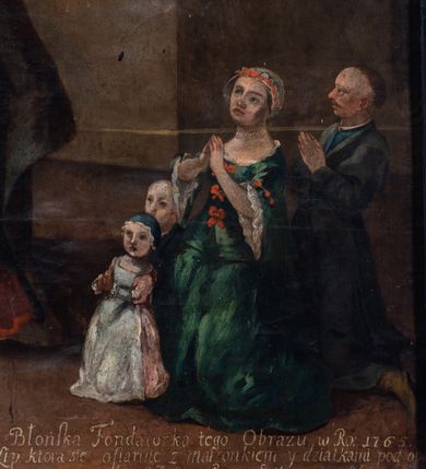 Zdjęcie nr 3: Obraz w formie stojącego prostokąta przedstawiający św. Zofię z trzema córkami, klęczącą przed Chrystusem siedzącym pośród obłoków. W centrum obrazu Zofia ukazana frontalnie, z uniesioną głową, skierowaną w prawo i rozłożonymi na boki rękami. Ubrana jest w zieloną suknię oraz błękitny płaszcz z jasnobrązowym kapturem spięty broszą u szyi. Przed Zofią klęczą jej córki ukazane jako młode dziewczęta, ubrane w suknie z gorsetami oraz płaszcze. Przed pierwszą od lewej córką Nadzieją stoi kocioł, obok Wiara trzyma ruszt, a Miłość miecz. W lewym górnym rogu obrazu Chrystus siedzący na obłoku, zwrócony w trzech czwartych w lewo, przepasany w partii nóg czerwonym płaszczem, w lewej ręce trzyma chorągiew, prawą unosi. Od Chrystusa w kierunku Zofii filakterie z napisem: „ECCE EGO QUI PROPTER VOS PASSUS SUM ET VOS PROPTER ME. Eze[chiel] Verb(um). 6”. Pośród obłoków ukazane putta i uskrzydlone główki anielskie. Nad św. Zofią unoszą się trzy aniołki, trzymające wieńce laurowe. W lewym górnym rogu kolumny ustawione na cokole oraz postument z figurą, przesłonięte podwieszoną zieloną draperią. W prawym dolnym rogu obrazu grupa klęczących członków bractwa św. Zofii, zwróconymi w lewo, z rękami złożonymi w geście modlitwy, w białych strojach brackich z kapturami i godłami na ramionach. U dołu napis: „Jakub Hodaczewski Podskarbi y Prokurator Bractwa S(więtej) Z(ofii)”. W prawym dolnym rogu przedstawienie fundatorki obrazu z mężem i dziećmi, zwróconymi w prawo, w pozycji klęczącej, z dłońmi złożonymi w geście modlitwy. Ubrani w współczesne im stroje. U dołu napis: „Salomea Błońska Fondatorka tego Obrazu w Ro(ku) 1765. / dnia 30. Lip(ca) która się ofiaruie z małżonkiem y dziatkami pod opie/kę S(więtej) Zofii Braci y Siostr prosi o westchnienie”. U dołu obrazu, przed córkami św. Zofii sygnatura: „Josephus Kopaciński [...]”. Obraz ujęty malowaną na czarno ramą w formie niskiego cokołu, flankowanego kanelowanymi lizenami, podtrzymującymi profilowany gzyms. 
