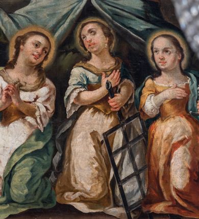 Zdjęcie nr 13: Obraz w formie stojącego prostokąta przedstawiający św. Zofię z trzema córkami, klęczącą przed Chrystusem siedzącym pośród obłoków. W centrum obrazu Zofia ukazana frontalnie, z uniesioną głową, skierowaną w prawo i rozłożonymi na boki rękami. Ubrana jest w zieloną suknię oraz błękitny płaszcz z jasnobrązowym kapturem spięty broszą u szyi. Przed Zofią klęczą jej córki ukazane jako młode dziewczęta, ubrane w suknie z gorsetami oraz płaszcze. Przed pierwszą od lewej córką Nadzieją stoi kocioł, obok Wiara trzyma ruszt, a Miłość miecz. W lewym górnym rogu obrazu Chrystus siedzący na obłoku, zwrócony w trzech czwartych w lewo, przepasany w partii nóg czerwonym płaszczem, w lewej ręce trzyma chorągiew, prawą unosi. Od Chrystusa w kierunku Zofii filakterie z napisem: „ECCE EGO QUI PROPTER VOS PASSUS SUM ET VOS PROPTER ME. Eze[chiel] Verb(um). 6”. Pośród obłoków ukazane putta i uskrzydlone główki anielskie. Nad św. Zofią unoszą się trzy aniołki, trzymające wieńce laurowe. W lewym górnym rogu kolumny ustawione na cokole oraz postument z figurą, przesłonięte podwieszoną zieloną draperią. W prawym dolnym rogu obrazu grupa klęczących członków bractwa św. Zofii, zwróconymi w lewo, z rękami złożonymi w geście modlitwy, w białych strojach brackich z kapturami i godłami na ramionach. U dołu napis: „Jakub Hodaczewski Podskarbi y Prokurator Bractwa S(więtej) Z(ofii)”. W prawym dolnym rogu przedstawienie fundatorki obrazu z mężem i dziećmi, zwróconymi w prawo, w pozycji klęczącej, z dłońmi złożonymi w geście modlitwy. Ubrani w współczesne im stroje. U dołu napis: „Salomea Błońska Fondatorka tego Obrazu w Ro(ku) 1765. / dnia 30. Lip(ca) która się ofiaruie z małżonkiem y dziatkami pod opie/kę S(więtej) Zofii Braci y Siostr prosi o westchnienie”. U dołu obrazu, przed córkami św. Zofii sygnatura: „Josephus Kopaciński [...]”. Obraz ujęty malowaną na czarno ramą w formie niskiego cokołu, flankowanego kanelowanymi lizenami, podtrzymującymi profilowany gzyms. 
