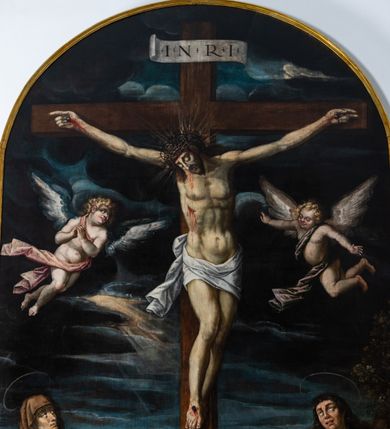 Zdjęcie nr 1: Obraz w formie stojącego prostokąta zamkniętego łukiem półkolistym przedstawiający ukrzyżowanego Chrystusa z postaciami Matki Boskiej, św. Marii Magdaleny i św. Jana u dołu dzieła. Niemal całą szerokość i wysokość obrazu wypełnia krzyż o prostym zakończeniu ramion z postacią umarłego Chrystusa w górnej połowie, przybitego do niego trzema gwoździami. Ciało Jezusa jest w lekkim zwisie, o szeroko rozstawionych ramionach, układających się w delikatny łuk, z głową opadającą na prawy bark, ugiętymi w kolanach nogami i stopami w układzie prawa na lewą. Twarz ma podłużną, trójkątną, o zamkniętych oczach, dużym, garbatym nosie i pełnych ustach; okoloną krótką brodą oraz brązowymi włosami sięgającymi ramion. Na głowie ma szeroką koronę cierniową, wokół niej wiązki promieni. Jego ciało jest smukłe i wydłużone, z podkreśloną muskulaturą klatki piersiowej i ramion, z zaznaczonymi śladami męki. Przez biodra przewiązane białe, krótkie i opadające perizonium ze zwisem tkaniny na prawym boku. Krzyż zakończony banderolą z napisem „INRI”, u jego dołu leżą puszka, czaszka i piszczel. Postać Chrystusa flankują dwa adorujące aniołki. W dolnej części krzyża klęczy św. Maria Magdalena, zwrócona w trzech czwartych w lewo, z głową skierowana w górę, obiema rękami obejmuje belkę. Twarz ma owalną, o dużych oczach skierowanych w górę, prostym nosie i pełnych ustach, okoloną długimi, kręconymi włosami, opadającymi na ramiona. Ubrana jest w jasnoniebieską suknię spodnią, jasnofioletowa suknię wierzchnią oraz jasnobrązowy płaszcz zarzucony na lewe ramie i plecy. Po prawej stronie krzyża stoi Matka Boska, zwrócona w trzech czwartych w lewo, z głową skierowaną w górę i rękami złożonymi w geście modlitwy. Twarz ma szczupłą, z oczami skierowanymi w górę, garbatym nosem i wąskimi ustami. Ubrana jest w jasnoróżową suknię, niebieski płaszcz zarzucony na ramiona oraz brązowy welon, opadający na ramiona. Po lewej stronie krzyża stoi św. Jan, zwrócony w trzech czwartych w prawo, z głową skierowaną w górę oraz opuszczonymi rękami ze splecionymi dłońmi. Twarz ma owalną, o dużych, zapłakanych oczach zwróconych do góry, dużym nosie i pełnych, otwartych ustach; okoloną brązowymi i kręconymi włosami, opadającymi na ramiona. Ubrany jest w brązowo-zieloną tunikę, wiązaną pod szyją oraz czerwony płaszcz przewiązany diagonalnie przez prawe ramię. Scena ukazana jako nokturn z niebem zakrytym ciemnymi obłokami z widocznym prześwitem światła, na tle górzystego pejzażu z widokiem miasta w oddali. W prawym dolnym rogu obrazu, na kamieniu, sygnatura: „LVCAS PORHEBIVS / A(NNO) 1618 PINXERAT.”
