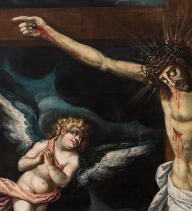 Zdjęcie nr 12: Obraz w formie stojącego prostokąta zamkniętego łukiem półkolistym przedstawiający ukrzyżowanego Chrystusa z postaciami Matki Boskiej, św. Marii Magdaleny i św. Jana u dołu dzieła. Niemal całą szerokość i wysokość obrazu wypełnia krzyż o prostym zakończeniu ramion z postacią umarłego Chrystusa w górnej połowie, przybitego do niego trzema gwoździami. Ciało Jezusa jest w lekkim zwisie, o szeroko rozstawionych ramionach, układających się w delikatny łuk, z głową opadającą na prawy bark, ugiętymi w kolanach nogami i stopami w układzie prawa na lewą. Twarz ma podłużną, trójkątną, o zamkniętych oczach, dużym, garbatym nosie i pełnych ustach; okoloną krótką brodą oraz brązowymi włosami sięgającymi ramion. Na głowie ma szeroką koronę cierniową, wokół niej wiązki promieni. Jego ciało jest smukłe i wydłużone, z podkreśloną muskulaturą klatki piersiowej i ramion, z zaznaczonymi śladami męki. Przez biodra przewiązane białe, krótkie i opadające perizonium ze zwisem tkaniny na prawym boku. Krzyż zakończony banderolą z napisem „INRI”, u jego dołu leżą puszka, czaszka i piszczel. Postać Chrystusa flankują dwa adorujące aniołki. W dolnej części krzyża klęczy św. Maria Magdalena, zwrócona w trzech czwartych w lewo, z głową skierowana w górę, obiema rękami obejmuje belkę. Twarz ma owalną, o dużych oczach skierowanych w górę, prostym nosie i pełnych ustach, okoloną długimi, kręconymi włosami, opadającymi na ramiona. Ubrana jest w jasnoniebieską suknię spodnią, jasnofioletowa suknię wierzchnią oraz jasnobrązowy płaszcz zarzucony na lewe ramie i plecy. Po prawej stronie krzyża stoi Matka Boska, zwrócona w trzech czwartych w lewo, z głową skierowaną w górę i rękami złożonymi w geście modlitwy. Twarz ma szczupłą, z oczami skierowanymi w górę, garbatym nosem i wąskimi ustami. Ubrana jest w jasnoróżową suknię, niebieski płaszcz zarzucony na ramiona oraz brązowy welon, opadający na ramiona. Po lewej stronie krzyża stoi św. Jan, zwrócony w trzech czwartych w prawo, z głową skierowaną w górę oraz opuszczonymi rękami ze splecionymi dłońmi. Twarz ma owalną, o dużych, zapłakanych oczach zwróconych do góry, dużym nosie i pełnych, otwartych ustach; okoloną brązowymi i kręconymi włosami, opadającymi na ramiona. Ubrany jest w brązowo-zieloną tunikę, wiązaną pod szyją oraz czerwony płaszcz przewiązany diagonalnie przez prawe ramię. Scena ukazana jako nokturn z niebem zakrytym ciemnymi obłokami z widocznym prześwitem światła, na tle górzystego pejzażu z widokiem miasta w oddali. W prawym dolnym rogu obrazu, na kamieniu, sygnatura: „LVCAS PORHEBIVS / A(NNO) 1618 PINXERAT.”
