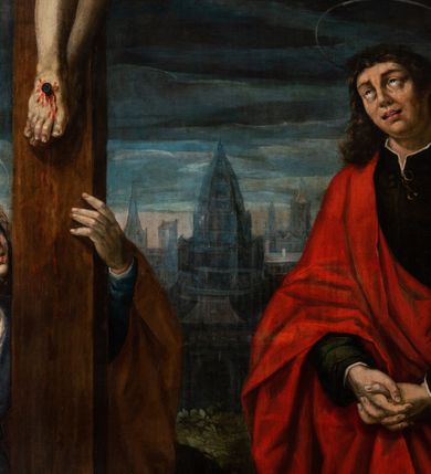 Zdjęcie nr 18: Obraz w formie stojącego prostokąta zamkniętego łukiem półkolistym przedstawiający ukrzyżowanego Chrystusa z postaciami Matki Boskiej, św. Marii Magdaleny i św. Jana u dołu dzieła. Niemal całą szerokość i wysokość obrazu wypełnia krzyż o prostym zakończeniu ramion z postacią umarłego Chrystusa w górnej połowie, przybitego do niego trzema gwoździami. Ciało Jezusa jest w lekkim zwisie, o szeroko rozstawionych ramionach, układających się w delikatny łuk, z głową opadającą na prawy bark, ugiętymi w kolanach nogami i stopami w układzie prawa na lewą. Twarz ma podłużną, trójkątną, o zamkniętych oczach, dużym, garbatym nosie i pełnych ustach; okoloną krótką brodą oraz brązowymi włosami sięgającymi ramion. Na głowie ma szeroką koronę cierniową, wokół niej wiązki promieni. Jego ciało jest smukłe i wydłużone, z podkreśloną muskulaturą klatki piersiowej i ramion, z zaznaczonymi śladami męki. Przez biodra przewiązane białe, krótkie i opadające perizonium ze zwisem tkaniny na prawym boku. Krzyż zakończony banderolą z napisem „INRI”, u jego dołu leżą puszka, czaszka i piszczel. Postać Chrystusa flankują dwa adorujące aniołki. W dolnej części krzyża klęczy św. Maria Magdalena, zwrócona w trzech czwartych w lewo, z głową skierowana w górę, obiema rękami obejmuje belkę. Twarz ma owalną, o dużych oczach skierowanych w górę, prostym nosie i pełnych ustach, okoloną długimi, kręconymi włosami, opadającymi na ramiona. Ubrana jest w jasnoniebieską suknię spodnią, jasnofioletowa suknię wierzchnią oraz jasnobrązowy płaszcz zarzucony na lewe ramie i plecy. Po prawej stronie krzyża stoi Matka Boska, zwrócona w trzech czwartych w lewo, z głową skierowaną w górę i rękami złożonymi w geście modlitwy. Twarz ma szczupłą, z oczami skierowanymi w górę, garbatym nosem i wąskimi ustami. Ubrana jest w jasnoróżową suknię, niebieski płaszcz zarzucony na ramiona oraz brązowy welon, opadający na ramiona. Po lewej stronie krzyża stoi św. Jan, zwrócony w trzech czwartych w prawo, z głową skierowaną w górę oraz opuszczonymi rękami ze splecionymi dłońmi. Twarz ma owalną, o dużych, zapłakanych oczach zwróconych do góry, dużym nosie i pełnych, otwartych ustach; okoloną brązowymi i kręconymi włosami, opadającymi na ramiona. Ubrany jest w brązowo-zieloną tunikę, wiązaną pod szyją oraz czerwony płaszcz przewiązany diagonalnie przez prawe ramię. Scena ukazana jako nokturn z niebem zakrytym ciemnymi obłokami z widocznym prześwitem światła, na tle górzystego pejzażu z widokiem miasta w oddali. W prawym dolnym rogu obrazu, na kamieniu, sygnatura: „LVCAS PORHEBIVS / A(NNO) 1618 PINXERAT.”
