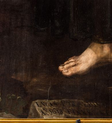 Zdjęcie nr 7: Obraz w formie stojącego prostokąta zamkniętego łukiem półkolistym przedstawiający ukrzyżowanego Chrystusa z postaciami Matki Boskiej, św. Marii Magdaleny i św. Jana u dołu dzieła. Niemal całą szerokość i wysokość obrazu wypełnia krzyż o prostym zakończeniu ramion z postacią umarłego Chrystusa w górnej połowie, przybitego do niego trzema gwoździami. Ciało Jezusa jest w lekkim zwisie, o szeroko rozstawionych ramionach, układających się w delikatny łuk, z głową opadającą na prawy bark, ugiętymi w kolanach nogami i stopami w układzie prawa na lewą. Twarz ma podłużną, trójkątną, o zamkniętych oczach, dużym, garbatym nosie i pełnych ustach; okoloną krótką brodą oraz brązowymi włosami sięgającymi ramion. Na głowie ma szeroką koronę cierniową, wokół niej wiązki promieni. Jego ciało jest smukłe i wydłużone, z podkreśloną muskulaturą klatki piersiowej i ramion, z zaznaczonymi śladami męki. Przez biodra przewiązane białe, krótkie i opadające perizonium ze zwisem tkaniny na prawym boku. Krzyż zakończony banderolą z napisem „INRI”, u jego dołu leżą puszka, czaszka i piszczel. Postać Chrystusa flankują dwa adorujące aniołki. W dolnej części krzyża klęczy św. Maria Magdalena, zwrócona w trzech czwartych w lewo, z głową skierowana w górę, obiema rękami obejmuje belkę. Twarz ma owalną, o dużych oczach skierowanych w górę, prostym nosie i pełnych ustach, okoloną długimi, kręconymi włosami, opadającymi na ramiona. Ubrana jest w jasnoniebieską suknię spodnią, jasnofioletowa suknię wierzchnią oraz jasnobrązowy płaszcz zarzucony na lewe ramie i plecy. Po prawej stronie krzyża stoi Matka Boska, zwrócona w trzech czwartych w lewo, z głową skierowaną w górę i rękami złożonymi w geście modlitwy. Twarz ma szczupłą, z oczami skierowanymi w górę, garbatym nosem i wąskimi ustami. Ubrana jest w jasnoróżową suknię, niebieski płaszcz zarzucony na ramiona oraz brązowy welon, opadający na ramiona. Po lewej stronie krzyża stoi św. Jan, zwrócony w trzech czwartych w prawo, z głową skierowaną w górę oraz opuszczonymi rękami ze splecionymi dłońmi. Twarz ma owalną, o dużych, zapłakanych oczach zwróconych do góry, dużym nosie i pełnych, otwartych ustach; okoloną brązowymi i kręconymi włosami, opadającymi na ramiona. Ubrany jest w brązowo-zieloną tunikę, wiązaną pod szyją oraz czerwony płaszcz przewiązany diagonalnie przez prawe ramię. Scena ukazana jako nokturn z niebem zakrytym ciemnymi obłokami z widocznym prześwitem światła, na tle górzystego pejzażu z widokiem miasta w oddali. W prawym dolnym rogu obrazu, na kamieniu, sygnatura: „LVCAS PORHEBIVS / A(NNO) 1618 PINXERAT.”
