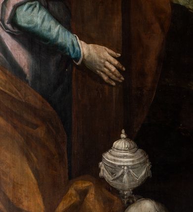 Zdjęcie nr 9: Obraz w formie stojącego prostokąta zamkniętego łukiem półkolistym przedstawiający ukrzyżowanego Chrystusa z postaciami Matki Boskiej, św. Marii Magdaleny i św. Jana u dołu dzieła. Niemal całą szerokość i wysokość obrazu wypełnia krzyż o prostym zakończeniu ramion z postacią umarłego Chrystusa w górnej połowie, przybitego do niego trzema gwoździami. Ciało Jezusa jest w lekkim zwisie, o szeroko rozstawionych ramionach, układających się w delikatny łuk, z głową opadającą na prawy bark, ugiętymi w kolanach nogami i stopami w układzie prawa na lewą. Twarz ma podłużną, trójkątną, o zamkniętych oczach, dużym, garbatym nosie i pełnych ustach; okoloną krótką brodą oraz brązowymi włosami sięgającymi ramion. Na głowie ma szeroką koronę cierniową, wokół niej wiązki promieni. Jego ciało jest smukłe i wydłużone, z podkreśloną muskulaturą klatki piersiowej i ramion, z zaznaczonymi śladami męki. Przez biodra przewiązane białe, krótkie i opadające perizonium ze zwisem tkaniny na prawym boku. Krzyż zakończony banderolą z napisem „INRI”, u jego dołu leżą puszka, czaszka i piszczel. Postać Chrystusa flankują dwa adorujące aniołki. W dolnej części krzyża klęczy św. Maria Magdalena, zwrócona w trzech czwartych w lewo, z głową skierowana w górę, obiema rękami obejmuje belkę. Twarz ma owalną, o dużych oczach skierowanych w górę, prostym nosie i pełnych ustach, okoloną długimi, kręconymi włosami, opadającymi na ramiona. Ubrana jest w jasnoniebieską suknię spodnią, jasnofioletowa suknię wierzchnią oraz jasnobrązowy płaszcz zarzucony na lewe ramie i plecy. Po prawej stronie krzyża stoi Matka Boska, zwrócona w trzech czwartych w lewo, z głową skierowaną w górę i rękami złożonymi w geście modlitwy. Twarz ma szczupłą, z oczami skierowanymi w górę, garbatym nosem i wąskimi ustami. Ubrana jest w jasnoróżową suknię, niebieski płaszcz zarzucony na ramiona oraz brązowy welon, opadający na ramiona. Po lewej stronie krzyża stoi św. Jan, zwrócony w trzech czwartych w prawo, z głową skierowaną w górę oraz opuszczonymi rękami ze splecionymi dłońmi. Twarz ma owalną, o dużych, zapłakanych oczach zwróconych do góry, dużym nosie i pełnych, otwartych ustach; okoloną brązowymi i kręconymi włosami, opadającymi na ramiona. Ubrany jest w brązowo-zieloną tunikę, wiązaną pod szyją oraz czerwony płaszcz przewiązany diagonalnie przez prawe ramię. Scena ukazana jako nokturn z niebem zakrytym ciemnymi obłokami z widocznym prześwitem światła, na tle górzystego pejzażu z widokiem miasta w oddali. W prawym dolnym rogu obrazu, na kamieniu, sygnatura: „LVCAS PORHEBIVS / A(NNO) 1618 PINXERAT.”
