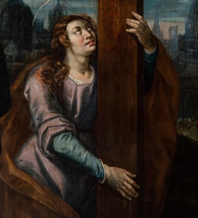 Zdjęcie nr 15: Obraz w formie stojącego prostokąta zamkniętego łukiem półkolistym przedstawiający ukrzyżowanego Chrystusa z postaciami Matki Boskiej, św. Marii Magdaleny i św. Jana u dołu dzieła. Niemal całą szerokość i wysokość obrazu wypełnia krzyż o prostym zakończeniu ramion z postacią umarłego Chrystusa w górnej połowie, przybitego do niego trzema gwoździami. Ciało Jezusa jest w lekkim zwisie, o szeroko rozstawionych ramionach, układających się w delikatny łuk, z głową opadającą na prawy bark, ugiętymi w kolanach nogami i stopami w układzie prawa na lewą. Twarz ma podłużną, trójkątną, o zamkniętych oczach, dużym, garbatym nosie i pełnych ustach; okoloną krótką brodą oraz brązowymi włosami sięgającymi ramion. Na głowie ma szeroką koronę cierniową, wokół niej wiązki promieni. Jego ciało jest smukłe i wydłużone, z podkreśloną muskulaturą klatki piersiowej i ramion, z zaznaczonymi śladami męki. Przez biodra przewiązane białe, krótkie i opadające perizonium ze zwisem tkaniny na prawym boku. Krzyż zakończony banderolą z napisem „INRI”, u jego dołu leżą puszka, czaszka i piszczel. Postać Chrystusa flankują dwa adorujące aniołki. W dolnej części krzyża klęczy św. Maria Magdalena, zwrócona w trzech czwartych w lewo, z głową skierowana w górę, obiema rękami obejmuje belkę. Twarz ma owalną, o dużych oczach skierowanych w górę, prostym nosie i pełnych ustach, okoloną długimi, kręconymi włosami, opadającymi na ramiona. Ubrana jest w jasnoniebieską suknię spodnią, jasnofioletowa suknię wierzchnią oraz jasnobrązowy płaszcz zarzucony na lewe ramie i plecy. Po prawej stronie krzyża stoi Matka Boska, zwrócona w trzech czwartych w lewo, z głową skierowaną w górę i rękami złożonymi w geście modlitwy. Twarz ma szczupłą, z oczami skierowanymi w górę, garbatym nosem i wąskimi ustami. Ubrana jest w jasnoróżową suknię, niebieski płaszcz zarzucony na ramiona oraz brązowy welon, opadający na ramiona. Po lewej stronie krzyża stoi św. Jan, zwrócony w trzech czwartych w prawo, z głową skierowaną w górę oraz opuszczonymi rękami ze splecionymi dłońmi. Twarz ma owalną, o dużych, zapłakanych oczach zwróconych do góry, dużym nosie i pełnych, otwartych ustach; okoloną brązowymi i kręconymi włosami, opadającymi na ramiona. Ubrany jest w brązowo-zieloną tunikę, wiązaną pod szyją oraz czerwony płaszcz przewiązany diagonalnie przez prawe ramię. Scena ukazana jako nokturn z niebem zakrytym ciemnymi obłokami z widocznym prześwitem światła, na tle górzystego pejzażu z widokiem miasta w oddali. W prawym dolnym rogu obrazu, na kamieniu, sygnatura: „LVCAS PORHEBIVS / A(NNO) 1618 PINXERAT.”
