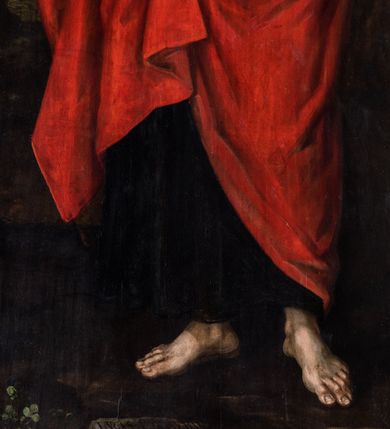 Zdjęcie nr 4: Obraz w formie stojącego prostokąta zamkniętego łukiem półkolistym przedstawiający ukrzyżowanego Chrystusa z postaciami Matki Boskiej, św. Marii Magdaleny i św. Jana u dołu dzieła. Niemal całą szerokość i wysokość obrazu wypełnia krzyż o prostym zakończeniu ramion z postacią umarłego Chrystusa w górnej połowie, przybitego do niego trzema gwoździami. Ciało Jezusa jest w lekkim zwisie, o szeroko rozstawionych ramionach, układających się w delikatny łuk, z głową opadającą na prawy bark, ugiętymi w kolanach nogami i stopami w układzie prawa na lewą. Twarz ma podłużną, trójkątną, o zamkniętych oczach, dużym, garbatym nosie i pełnych ustach; okoloną krótką brodą oraz brązowymi włosami sięgającymi ramion. Na głowie ma szeroką koronę cierniową, wokół niej wiązki promieni. Jego ciało jest smukłe i wydłużone, z podkreśloną muskulaturą klatki piersiowej i ramion, z zaznaczonymi śladami męki. Przez biodra przewiązane białe, krótkie i opadające perizonium ze zwisem tkaniny na prawym boku. Krzyż zakończony banderolą z napisem „INRI”, u jego dołu leżą puszka, czaszka i piszczel. Postać Chrystusa flankują dwa adorujące aniołki. W dolnej części krzyża klęczy św. Maria Magdalena, zwrócona w trzech czwartych w lewo, z głową skierowana w górę, obiema rękami obejmuje belkę. Twarz ma owalną, o dużych oczach skierowanych w górę, prostym nosie i pełnych ustach, okoloną długimi, kręconymi włosami, opadającymi na ramiona. Ubrana jest w jasnoniebieską suknię spodnią, jasnofioletowa suknię wierzchnią oraz jasnobrązowy płaszcz zarzucony na lewe ramie i plecy. Po prawej stronie krzyża stoi Matka Boska, zwrócona w trzech czwartych w lewo, z głową skierowaną w górę i rękami złożonymi w geście modlitwy. Twarz ma szczupłą, z oczami skierowanymi w górę, garbatym nosem i wąskimi ustami. Ubrana jest w jasnoróżową suknię, niebieski płaszcz zarzucony na ramiona oraz brązowy welon, opadający na ramiona. Po lewej stronie krzyża stoi św. Jan, zwrócony w trzech czwartych w prawo, z głową skierowaną w górę oraz opuszczonymi rękami ze splecionymi dłońmi. Twarz ma owalną, o dużych, zapłakanych oczach zwróconych do góry, dużym nosie i pełnych, otwartych ustach; okoloną brązowymi i kręconymi włosami, opadającymi na ramiona. Ubrany jest w brązowo-zieloną tunikę, wiązaną pod szyją oraz czerwony płaszcz przewiązany diagonalnie przez prawe ramię. Scena ukazana jako nokturn z niebem zakrytym ciemnymi obłokami z widocznym prześwitem światła, na tle górzystego pejzażu z widokiem miasta w oddali. W prawym dolnym rogu obrazu, na kamieniu, sygnatura: „LVCAS PORHEBIVS / A(NNO) 1618 PINXERAT.”
