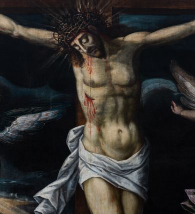 Zdjęcie nr 11: Obraz w formie stojącego prostokąta zamkniętego łukiem półkolistym przedstawiający ukrzyżowanego Chrystusa z postaciami Matki Boskiej, św. Marii Magdaleny i św. Jana u dołu dzieła. Niemal całą szerokość i wysokość obrazu wypełnia krzyż o prostym zakończeniu ramion z postacią umarłego Chrystusa w górnej połowie, przybitego do niego trzema gwoździami. Ciało Jezusa jest w lekkim zwisie, o szeroko rozstawionych ramionach, układających się w delikatny łuk, z głową opadającą na prawy bark, ugiętymi w kolanach nogami i stopami w układzie prawa na lewą. Twarz ma podłużną, trójkątną, o zamkniętych oczach, dużym, garbatym nosie i pełnych ustach; okoloną krótką brodą oraz brązowymi włosami sięgającymi ramion. Na głowie ma szeroką koronę cierniową, wokół niej wiązki promieni. Jego ciało jest smukłe i wydłużone, z podkreśloną muskulaturą klatki piersiowej i ramion, z zaznaczonymi śladami męki. Przez biodra przewiązane białe, krótkie i opadające perizonium ze zwisem tkaniny na prawym boku. Krzyż zakończony banderolą z napisem „INRI”, u jego dołu leżą puszka, czaszka i piszczel. Postać Chrystusa flankują dwa adorujące aniołki. W dolnej części krzyża klęczy św. Maria Magdalena, zwrócona w trzech czwartych w lewo, z głową skierowana w górę, obiema rękami obejmuje belkę. Twarz ma owalną, o dużych oczach skierowanych w górę, prostym nosie i pełnych ustach, okoloną długimi, kręconymi włosami, opadającymi na ramiona. Ubrana jest w jasnoniebieską suknię spodnią, jasnofioletowa suknię wierzchnią oraz jasnobrązowy płaszcz zarzucony na lewe ramie i plecy. Po prawej stronie krzyża stoi Matka Boska, zwrócona w trzech czwartych w lewo, z głową skierowaną w górę i rękami złożonymi w geście modlitwy. Twarz ma szczupłą, z oczami skierowanymi w górę, garbatym nosem i wąskimi ustami. Ubrana jest w jasnoróżową suknię, niebieski płaszcz zarzucony na ramiona oraz brązowy welon, opadający na ramiona. Po lewej stronie krzyża stoi św. Jan, zwrócony w trzech czwartych w prawo, z głową skierowaną w górę oraz opuszczonymi rękami ze splecionymi dłońmi. Twarz ma owalną, o dużych, zapłakanych oczach zwróconych do góry, dużym nosie i pełnych, otwartych ustach; okoloną brązowymi i kręconymi włosami, opadającymi na ramiona. Ubrany jest w brązowo-zieloną tunikę, wiązaną pod szyją oraz czerwony płaszcz przewiązany diagonalnie przez prawe ramię. Scena ukazana jako nokturn z niebem zakrytym ciemnymi obłokami z widocznym prześwitem światła, na tle górzystego pejzażu z widokiem miasta w oddali. W prawym dolnym rogu obrazu, na kamieniu, sygnatura: „LVCAS PORHEBIVS / A(NNO) 1618 PINXERAT.”
