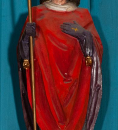 Zdjęcie nr 36: Ołtarz jednokondygnacyjny na wysokim, schodkowym cokole, trójosiowy, z wysuniętą mensą ołtarzową. Płyciny cokołu zdobione dekoracją w formie ostrołukowych maswerków i rozet w kwadratowej ramie. Antepedium flankowane parą kolumn ustawionych na wysokich cokołach i kanelowanych, skręconych trzonach z kompozytowymi kapitelami. W polu dwie prostokątne płyciny i kwadratowa pośrodku ze stylizowaną wicią roślinną i małą uskrzydloną główką aniołka. Tabernakulum proste, w kształcie prostopadłościennej skrzynki, o złotych drzwiczkach z wytłaczaną formą równoramiennego krzyża i wypukłą srebrną rybą oraz koszem z chlebem. Po obu stronach, na niewysokich postumentach dwa klęczące anioły z wysokimi skrzydłami, w biało różowych szatach z fioletowym podbiciem (skrzydła stylizowane na husarskie). Anioł po lewej z kadzielnicą, a anioł po prawej z kielichem.
Nastawa ołtarzowa o trzech oddzielnych niszach, nakrytych gotycyzującymi baldachimami z pinaklami, ozdobionymi żabkami. Oś środkowa w formie niszy zamkniętej ostrołukowo z wimpergą wspartą na smukłych, złoconych kolumienkach o kapitelach kompozytowych. Wimperga ze złoconymi, profilowanymi płycinami, zwieńczona rzeźbionymi liśćmi akantu i wolutami. Na przedłużeniu kolumn postumenty z figurami aniołów w biało niebieskich szatach, ze złotymi, wydłużonymi skrzydłami. Na osi na postumencie, pod gotycyzującym baldachimem figura świętego biskupa w czerwonej szacie z krzyżem w dłoni pomiędzy dwoma aniołami w białych i różowych szatach. W niszy, na czerwonym tle obraz Matki Boskiej Nieustającej Pomocy w prostej ramie z dekoracją w formie wici roślinnej. Poniżej dwa płaskorzeźbione anioły trzymające ażurowy monogram maryjny. Anioły o pozłacanych skrzydłach, na chmurach, w różowej i niebieskiej szacie. Osie boczne w formie aediculi z gotycyzującym baldachimem. W niszach figury, po lewej św. Piotra, a po prawej św. Pawła. Aedicule ujęte są smukłymi, skręconymi kolumnami z kapitelami wolutowymi oraz roślinnym uszakiem z perełkowaniem. Nad nimi imposty, na których rzeźby osłaniane baldachimami, po lewej świętego w habicie jezuity, a po prawej św. Jana Kantego. Drewno bejcowane na ciemny brąz, z nakładanymi elementami dekoracyjnymi złoconymi. 