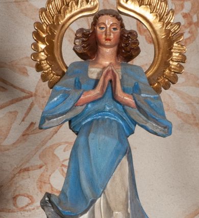 Zdjęcie nr 10: Ołtarz jednokondygnacyjny na wysokim, schodkowym cokole, trójosiowy, z wysuniętą mensą ołtarzową. Płyciny cokołu zdobione dekoracją w formie ostrołukowych maswerków i rozet w kwadratowej ramie. Antepedium flankowane parą kolumn ustawionych na wysokich cokołach i kanelowanych, skręconych trzonach z kompozytowymi kapitelami. W polu dwie prostokątne płyciny i kwadratowa pośrodku ze stylizowaną wicią roślinną i małą uskrzydloną główką aniołka. Tabernakulum proste, w kształcie prostopadłościennej skrzynki, o złotych drzwiczkach z wytłaczaną formą równoramiennego krzyża i wypukłą srebrną rybą oraz koszem z chlebem. Po obu stronach, na niewysokich postumentach dwa klęczące anioły z wysokimi skrzydłami, w biało różowych szatach z fioletowym podbiciem (skrzydła stylizowane na husarskie). Anioł po lewej z kadzielnicą, a anioł po prawej z kielichem.
Nastawa ołtarzowa o trzech oddzielnych niszach, nakrytych gotycyzującymi baldachimami z pinaklami, ozdobionymi żabkami. Oś środkowa w formie niszy zamkniętej ostrołukowo z wimpergą wspartą na smukłych, złoconych kolumienkach o kapitelach kompozytowych. Wimperga ze złoconymi, profilowanymi płycinami, zwieńczona rzeźbionymi liśćmi akantu i wolutami. Na przedłużeniu kolumn postumenty z figurami aniołów w biało niebieskich szatach, ze złotymi, wydłużonymi skrzydłami. Na osi na postumencie, pod gotycyzującym baldachimem figura świętego biskupa w czerwonej szacie z krzyżem w dłoni pomiędzy dwoma aniołami w białych i różowych szatach. W niszy, na czerwonym tle obraz Matki Boskiej Nieustającej Pomocy w prostej ramie z dekoracją w formie wici roślinnej. Poniżej dwa płaskorzeźbione anioły trzymające ażurowy monogram maryjny. Anioły o pozłacanych skrzydłach, na chmurach, w różowej i niebieskiej szacie. Osie boczne w formie aediculi z gotycyzującym baldachimem. W niszach figury, po lewej św. Piotra, a po prawej św. Pawła. Aedicule ujęte są smukłymi, skręconymi kolumnami z kapitelami wolutowymi oraz roślinnym uszakiem z perełkowaniem. Nad nimi imposty, na których rzeźby osłaniane baldachimami, po lewej świętego w habicie jezuity, a po prawej św. Jana Kantego. Drewno bejcowane na ciemny brąz, z nakładanymi elementami dekoracyjnymi złoconymi. 