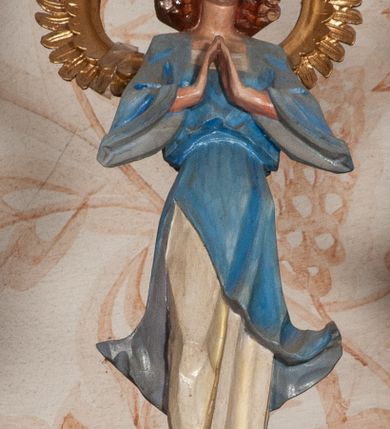 Zdjęcie nr 11: Ołtarz jednokondygnacyjny na wysokim, schodkowym cokole, trójosiowy, z wysuniętą mensą ołtarzową. Płyciny cokołu zdobione dekoracją w formie ostrołukowych maswerków i rozet w kwadratowej ramie. Antepedium flankowane parą kolumn ustawionych na wysokich cokołach i kanelowanych, skręconych trzonach z kompozytowymi kapitelami. W polu dwie prostokątne płyciny i kwadratowa pośrodku ze stylizowaną wicią roślinną i małą uskrzydloną główką aniołka. Tabernakulum proste, w kształcie prostopadłościennej skrzynki, o złotych drzwiczkach z wytłaczaną formą równoramiennego krzyża i wypukłą srebrną rybą oraz koszem z chlebem. Po obu stronach, na niewysokich postumentach dwa klęczące anioły z wysokimi skrzydłami, w biało różowych szatach z fioletowym podbiciem (skrzydła stylizowane na husarskie). Anioł po lewej z kadzielnicą, a anioł po prawej z kielichem.
Nastawa ołtarzowa o trzech oddzielnych niszach, nakrytych gotycyzującymi baldachimami z pinaklami, ozdobionymi żabkami. Oś środkowa w formie niszy zamkniętej ostrołukowo z wimpergą wspartą na smukłych, złoconych kolumienkach o kapitelach kompozytowych. Wimperga ze złoconymi, profilowanymi płycinami, zwieńczona rzeźbionymi liśćmi akantu i wolutami. Na przedłużeniu kolumn postumenty z figurami aniołów w biało niebieskich szatach, ze złotymi, wydłużonymi skrzydłami. Na osi na postumencie, pod gotycyzującym baldachimem figura świętego biskupa w czerwonej szacie z krzyżem w dłoni pomiędzy dwoma aniołami w białych i różowych szatach. W niszy, na czerwonym tle obraz Matki Boskiej Nieustającej Pomocy w prostej ramie z dekoracją w formie wici roślinnej. Poniżej dwa płaskorzeźbione anioły trzymające ażurowy monogram maryjny. Anioły o pozłacanych skrzydłach, na chmurach, w różowej i niebieskiej szacie. Osie boczne w formie aediculi z gotycyzującym baldachimem. W niszach figury, po lewej św. Piotra, a po prawej św. Pawła. Aedicule ujęte są smukłymi, skręconymi kolumnami z kapitelami wolutowymi oraz roślinnym uszakiem z perełkowaniem. Nad nimi imposty, na których rzeźby osłaniane baldachimami, po lewej świętego w habicie jezuity, a po prawej św. Jana Kantego. Drewno bejcowane na ciemny brąz, z nakładanymi elementami dekoracyjnymi złoconymi. 