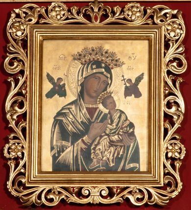 Zdjęcie nr 15: Ołtarz jednokondygnacyjny na wysokim, schodkowym cokole, trójosiowy, z wysuniętą mensą ołtarzową. Płyciny cokołu zdobione dekoracją w formie ostrołukowych maswerków i rozet w kwadratowej ramie. Antepedium flankowane parą kolumn ustawionych na wysokich cokołach i kanelowanych, skręconych trzonach z kompozytowymi kapitelami. W polu dwie prostokątne płyciny i kwadratowa pośrodku ze stylizowaną wicią roślinną i małą uskrzydloną główką aniołka. Tabernakulum proste, w kształcie prostopadłościennej skrzynki, o złotych drzwiczkach z wytłaczaną formą równoramiennego krzyża i wypukłą srebrną rybą oraz koszem z chlebem. Po obu stronach, na niewysokich postumentach dwa klęczące anioły z wysokimi skrzydłami, w biało różowych szatach z fioletowym podbiciem (skrzydła stylizowane na husarskie). Anioł po lewej z kadzielnicą, a anioł po prawej z kielichem.
Nastawa ołtarzowa o trzech oddzielnych niszach, nakrytych gotycyzującymi baldachimami z pinaklami, ozdobionymi żabkami. Oś środkowa w formie niszy zamkniętej ostrołukowo z wimpergą wspartą na smukłych, złoconych kolumienkach o kapitelach kompozytowych. Wimperga ze złoconymi, profilowanymi płycinami, zwieńczona rzeźbionymi liśćmi akantu i wolutami. Na przedłużeniu kolumn postumenty z figurami aniołów w biało niebieskich szatach, ze złotymi, wydłużonymi skrzydłami. Na osi na postumencie, pod gotycyzującym baldachimem figura świętego biskupa w czerwonej szacie z krzyżem w dłoni pomiędzy dwoma aniołami w białych i różowych szatach. W niszy, na czerwonym tle obraz Matki Boskiej Nieustającej Pomocy w prostej ramie z dekoracją w formie wici roślinnej. Poniżej dwa płaskorzeźbione anioły trzymające ażurowy monogram maryjny. Anioły o pozłacanych skrzydłach, na chmurach, w różowej i niebieskiej szacie. Osie boczne w formie aediculi z gotycyzującym baldachimem. W niszach figury, po lewej św. Piotra, a po prawej św. Pawła. Aedicule ujęte są smukłymi, skręconymi kolumnami z kapitelami wolutowymi oraz roślinnym uszakiem z perełkowaniem. Nad nimi imposty, na których rzeźby osłaniane baldachimami, po lewej świętego w habicie jezuity, a po prawej św. Jana Kantego. Drewno bejcowane na ciemny brąz, z nakładanymi elementami dekoracyjnymi złoconymi. 