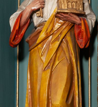 Zdjęcie nr 8: Ołtarz jednokondygnacyjny na wysokim, schodkowym cokole, trójosiowy, z wysuniętą mensą ołtarzową. Płyciny cokołu zdobione dekoracją w formie ostrołukowych maswerków i rozet w kwadratowej ramie. Antepedium flankowane parą kolumn ustawionych na wysokich cokołach i kanelowanych, skręconych trzonach z kompozytowymi kapitelami. W polu dwie prostokątne płyciny i kwadratowa pośrodku ze stylizowaną wicią roślinną i małą uskrzydloną główką aniołka. Tabernakulum proste, w kształcie prostopadłościennej skrzynki, o złotych drzwiczkach z wytłaczaną formą równoramiennego krzyża i wypukłą srebrną rybą oraz koszem z chlebem. Po obu stronach, na niewysokich postumentach dwa klęczące anioły z wysokimi skrzydłami, w biało różowych szatach z fioletowym podbiciem (skrzydła stylizowane na husarskie). Anioł po lewej z kadzielnicą, a anioł po prawej z kielichem.
Nastawa ołtarzowa o trzech oddzielnych niszach, nakrytych gotycyzującymi baldachimami z pinaklami, ozdobionymi żabkami. Oś środkowa w formie niszy zamkniętej ostrołukowo z wimpergą wspartą na smukłych, złoconych kolumienkach o kapitelach kompozytowych. Wimperga ze złoconymi, profilowanymi płycinami, zwieńczona rzeźbionymi liśćmi akantu i wolutami. Na przedłużeniu kolumn postumenty z figurami aniołów w biało niebieskich szatach, ze złotymi, wydłużonymi skrzydłami. Na osi na postumencie, pod gotycyzującym baldachimem figura świętego biskupa w czerwonej szacie z krzyżem w dłoni pomiędzy dwoma aniołami w białych i różowych szatach. W niszy, na czerwonym tle obraz Matki Boskiej Nieustającej Pomocy w prostej ramie z dekoracją w formie wici roślinnej. Poniżej dwa płaskorzeźbione anioły trzymające ażurowy monogram maryjny. Anioły o pozłacanych skrzydłach, na chmurach, w różowej i niebieskiej szacie. Osie boczne w formie aediculi z gotycyzującym baldachimem. W niszach figury, po lewej św. Piotra, a po prawej św. Pawła. Aedicule ujęte są smukłymi, skręconymi kolumnami z kapitelami wolutowymi oraz roślinnym uszakiem z perełkowaniem. Nad nimi imposty, na których rzeźby osłaniane baldachimami, po lewej świętego w habicie jezuity, a po prawej św. Jana Kantego. Drewno bejcowane na ciemny brąz, z nakładanymi elementami dekoracyjnymi złoconymi. 