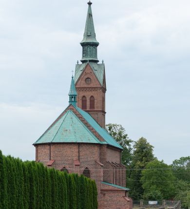 Zdjęcie nr 3: Kościół ceglany, na planie prostokąta z węższym i niższym prezbiterium z zakrystią od północy i wieżą od zachodu. Kościół orientowany, jednonawowy, czteroprzęsłowy z węższym, jednoprzęsłowym prezbiterium zamkniętym trójbocznie, z kruchtą w przyziemiu wieży. Nawa artykułowana półfilarami o ściętych narożach, przechodzącymi w zamknięte łukiem ostrym gurty krzyżowo-żebrowego sklepienia. W nawie i prezbiterium okna prostokątne zamknięte łukiem ostrym – pięć w prezbiterium, po trzy z każdej strony nawy. Węższe okna w przęśle chóru, kolejne w fasadzie. Główne wejście od wschodu, drugie od zachodu. Chór muzyczny w czwartym przęśle nawy, wsparty na wielobocznych filarach, podtrzymujących ostrołukowe arkady, z parapetem ozdobionym blendami. Ściany w dolnej partii pokryte drewnianą boazerią, wyżej malowane na kremowo, w partiach sklepienia polichromia podkreślająca elementy konstrukcji fragmentami stylizowanej wici i dekoracji floralnej; na belce tęczowej anioły niosące plakiety z symbolami świętych sakramentów. Fasada trójosiowa, z ryzalitem szerokości wieży oszkarpowanym na narożach. Podziały poziome przeprowadzone przy pomocy gzymsów. Na osi ostrołukowe wejście, powyżej wypełniony maswerkiem okulus. Następna kondygnacja jest częścią czworobocznej wieży, wypełniono ją dużym oknem w kształcę stojącego prostokąta zamkniętego łukiem ostrym.  Boczne osie z małymi oknami powtarzającymi kształt pozostałych, zamknięte trójkątnym przyczółkiem przerwanym na wieżę. Najwyższa kondygnacja wieży przepruta z każdej strony parą okien w kształcie stojących prostokątów umieszczonych w ostrołukowych niszach. Wieńczący ją gzyms dekorowany zygzakiem, powyżej trójkątne szczyty z ostrołukową blendą z okulusem w centrum. Elewacje boczne i prezbiterium oszkarpowane, przeprute oknami.  Hełm wieży w formie latarni zakończonej stożkiem z kupą i krzyżem, nawa przekryta dachem dwuspadowym, prezbiterium wielobocznym, zakrystia i wejście od zachodu pulpitowymi. 


Do najciekawszych elementów wyposażenia należą zespół neogotyckich ołtarzy wraz z amboną oraz kolekcja dziewiętnastowiecznych feretronów. W otoczeniu kościoła znajduje się kamienna figura św. Jana Nepomucena z 1788 roku. 
