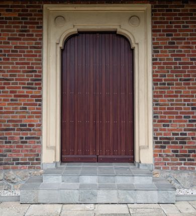 Zdjęcie nr 9: Kościół ceglany, na planie prostokąta z węższym i niższym prezbiterium z zakrystią od północy i wieżą od zachodu. Kościół orientowany, jednonawowy, czteroprzęsłowy z węższym, jednoprzęsłowym prezbiterium zamkniętym trójbocznie, z kruchtą w przyziemiu wieży. Nawa artykułowana półfilarami o ściętych narożach, przechodzącymi w zamknięte łukiem ostrym gurty krzyżowo-żebrowego sklepienia. W nawie i prezbiterium okna prostokątne zamknięte łukiem ostrym – pięć w prezbiterium, po trzy z każdej strony nawy. Węższe okna w przęśle chóru, kolejne w fasadzie. Główne wejście od wschodu, drugie od zachodu. Chór muzyczny w czwartym przęśle nawy, wsparty na wielobocznych filarach, podtrzymujących ostrołukowe arkady, z parapetem ozdobionym blendami. Ściany w dolnej partii pokryte drewnianą boazerią, wyżej malowane na kremowo, w partiach sklepienia polichromia podkreślająca elementy konstrukcji fragmentami stylizowanej wici i dekoracji floralnej; na belce tęczowej anioły niosące plakiety z symbolami świętych sakramentów. Fasada trójosiowa, z ryzalitem szerokości wieży oszkarpowanym na narożach. Podziały poziome przeprowadzone przy pomocy gzymsów. Na osi ostrołukowe wejście, powyżej wypełniony maswerkiem okulus. Następna kondygnacja jest częścią czworobocznej wieży, wypełniono ją dużym oknem w kształcę stojącego prostokąta zamkniętego łukiem ostrym.  Boczne osie z małymi oknami powtarzającymi kształt pozostałych, zamknięte trójkątnym przyczółkiem przerwanym na wieżę. Najwyższa kondygnacja wieży przepruta z każdej strony parą okien w kształcie stojących prostokątów umieszczonych w ostrołukowych niszach. Wieńczący ją gzyms dekorowany zygzakiem, powyżej trójkątne szczyty z ostrołukową blendą z okulusem w centrum. Elewacje boczne i prezbiterium oszkarpowane, przeprute oknami.  Hełm wieży w formie latarni zakończonej stożkiem z kupą i krzyżem, nawa przekryta dachem dwuspadowym, prezbiterium wielobocznym, zakrystia i wejście od zachodu pulpitowymi. 


Do najciekawszych elementów wyposażenia należą zespół neogotyckich ołtarzy wraz z amboną oraz kolekcja dziewiętnastowiecznych feretronów. W otoczeniu kościoła znajduje się kamienna figura św. Jana Nepomucena z 1788 roku. 
