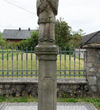 Zdjęcie nr 17: Kościół ceglany, na planie prostokąta z węższym i niższym prezbiterium z zakrystią od północy i wieżą od zachodu. Kościół orientowany, jednonawowy, czteroprzęsłowy z węższym, jednoprzęsłowym prezbiterium zamkniętym trójbocznie, z kruchtą w przyziemiu wieży. Nawa artykułowana półfilarami o ściętych narożach, przechodzącymi w zamknięte łukiem ostrym gurty krzyżowo-żebrowego sklepienia. W nawie i prezbiterium okna prostokątne zamknięte łukiem ostrym – pięć w prezbiterium, po trzy z każdej strony nawy. Węższe okna w przęśle chóru, kolejne w fasadzie. Główne wejście od wschodu, drugie od zachodu. Chór muzyczny w czwartym przęśle nawy, wsparty na wielobocznych filarach, podtrzymujących ostrołukowe arkady, z parapetem ozdobionym blendami. Ściany w dolnej partii pokryte drewnianą boazerią, wyżej malowane na kremowo, w partiach sklepienia polichromia podkreślająca elementy konstrukcji fragmentami stylizowanej wici i dekoracji floralnej; na belce tęczowej anioły niosące plakiety z symbolami świętych sakramentów. Fasada trójosiowa, z ryzalitem szerokości wieży oszkarpowanym na narożach. Podziały poziome przeprowadzone przy pomocy gzymsów. Na osi ostrołukowe wejście, powyżej wypełniony maswerkiem okulus. Następna kondygnacja jest częścią czworobocznej wieży, wypełniono ją dużym oknem w kształcę stojącego prostokąta zamkniętego łukiem ostrym.  Boczne osie z małymi oknami powtarzającymi kształt pozostałych, zamknięte trójkątnym przyczółkiem przerwanym na wieżę. Najwyższa kondygnacja wieży przepruta z każdej strony parą okien w kształcie stojących prostokątów umieszczonych w ostrołukowych niszach. Wieńczący ją gzyms dekorowany zygzakiem, powyżej trójkątne szczyty z ostrołukową blendą z okulusem w centrum. Elewacje boczne i prezbiterium oszkarpowane, przeprute oknami.  Hełm wieży w formie latarni zakończonej stożkiem z kupą i krzyżem, nawa przekryta dachem dwuspadowym, prezbiterium wielobocznym, zakrystia i wejście od zachodu pulpitowymi. 


Do najciekawszych elementów wyposażenia należą zespół neogotyckich ołtarzy wraz z amboną oraz kolekcja dziewiętnastowiecznych feretronów. W otoczeniu kościoła znajduje się kamienna figura św. Jana Nepomucena z 1788 roku. 
