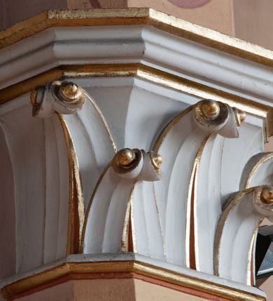 Zdjęcie nr 39: Kościół ceglany, na planie prostokąta z węższym i niższym prezbiterium z zakrystią od północy i wieżą od zachodu. Kościół orientowany, jednonawowy, czteroprzęsłowy z węższym, jednoprzęsłowym prezbiterium zamkniętym trójbocznie, z kruchtą w przyziemiu wieży. Nawa artykułowana półfilarami o ściętych narożach, przechodzącymi w zamknięte łukiem ostrym gurty krzyżowo-żebrowego sklepienia. W nawie i prezbiterium okna prostokątne zamknięte łukiem ostrym – pięć w prezbiterium, po trzy z każdej strony nawy. Węższe okna w przęśle chóru, kolejne w fasadzie. Główne wejście od wschodu, drugie od zachodu. Chór muzyczny w czwartym przęśle nawy, wsparty na wielobocznych filarach, podtrzymujących ostrołukowe arkady, z parapetem ozdobionym blendami. Ściany w dolnej partii pokryte drewnianą boazerią, wyżej malowane na kremowo, w partiach sklepienia polichromia podkreślająca elementy konstrukcji fragmentami stylizowanej wici i dekoracji floralnej; na belce tęczowej anioły niosące plakiety z symbolami świętych sakramentów. Fasada trójosiowa, z ryzalitem szerokości wieży oszkarpowanym na narożach. Podziały poziome przeprowadzone przy pomocy gzymsów. Na osi ostrołukowe wejście, powyżej wypełniony maswerkiem okulus. Następna kondygnacja jest częścią czworobocznej wieży, wypełniono ją dużym oknem w kształcę stojącego prostokąta zamkniętego łukiem ostrym.  Boczne osie z małymi oknami powtarzającymi kształt pozostałych, zamknięte trójkątnym przyczółkiem przerwanym na wieżę. Najwyższa kondygnacja wieży przepruta z każdej strony parą okien w kształcie stojących prostokątów umieszczonych w ostrołukowych niszach. Wieńczący ją gzyms dekorowany zygzakiem, powyżej trójkątne szczyty z ostrołukową blendą z okulusem w centrum. Elewacje boczne i prezbiterium oszkarpowane, przeprute oknami.  Hełm wieży w formie latarni zakończonej stożkiem z kupą i krzyżem, nawa przekryta dachem dwuspadowym, prezbiterium wielobocznym, zakrystia i wejście od zachodu pulpitowymi. 


Do najciekawszych elementów wyposażenia należą zespół neogotyckich ołtarzy wraz z amboną oraz kolekcja dziewiętnastowiecznych feretronów. W otoczeniu kościoła znajduje się kamienna figura św. Jana Nepomucena z 1788 roku. 
