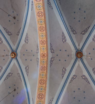 Zdjęcie nr 38: Kościół ceglany, na planie prostokąta z węższym i niższym prezbiterium z zakrystią od północy i wieżą od zachodu. Kościół orientowany, jednonawowy, czteroprzęsłowy z węższym, jednoprzęsłowym prezbiterium zamkniętym trójbocznie, z kruchtą w przyziemiu wieży. Nawa artykułowana półfilarami o ściętych narożach, przechodzącymi w zamknięte łukiem ostrym gurty krzyżowo-żebrowego sklepienia. W nawie i prezbiterium okna prostokątne zamknięte łukiem ostrym – pięć w prezbiterium, po trzy z każdej strony nawy. Węższe okna w przęśle chóru, kolejne w fasadzie. Główne wejście od wschodu, drugie od zachodu. Chór muzyczny w czwartym przęśle nawy, wsparty na wielobocznych filarach, podtrzymujących ostrołukowe arkady, z parapetem ozdobionym blendami. Ściany w dolnej partii pokryte drewnianą boazerią, wyżej malowane na kremowo, w partiach sklepienia polichromia podkreślająca elementy konstrukcji fragmentami stylizowanej wici i dekoracji floralnej; na belce tęczowej anioły niosące plakiety z symbolami świętych sakramentów. Fasada trójosiowa, z ryzalitem szerokości wieży oszkarpowanym na narożach. Podziały poziome przeprowadzone przy pomocy gzymsów. Na osi ostrołukowe wejście, powyżej wypełniony maswerkiem okulus. Następna kondygnacja jest częścią czworobocznej wieży, wypełniono ją dużym oknem w kształcę stojącego prostokąta zamkniętego łukiem ostrym.  Boczne osie z małymi oknami powtarzającymi kształt pozostałych, zamknięte trójkątnym przyczółkiem przerwanym na wieżę. Najwyższa kondygnacja wieży przepruta z każdej strony parą okien w kształcie stojących prostokątów umieszczonych w ostrołukowych niszach. Wieńczący ją gzyms dekorowany zygzakiem, powyżej trójkątne szczyty z ostrołukową blendą z okulusem w centrum. Elewacje boczne i prezbiterium oszkarpowane, przeprute oknami.  Hełm wieży w formie latarni zakończonej stożkiem z kupą i krzyżem, nawa przekryta dachem dwuspadowym, prezbiterium wielobocznym, zakrystia i wejście od zachodu pulpitowymi. 


Do najciekawszych elementów wyposażenia należą zespół neogotyckich ołtarzy wraz z amboną oraz kolekcja dziewiętnastowiecznych feretronów. W otoczeniu kościoła znajduje się kamienna figura św. Jana Nepomucena z 1788 roku. 
