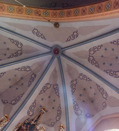 Zdjęcie nr 41: Kościół ceglany, na planie prostokąta z węższym i niższym prezbiterium z zakrystią od północy i wieżą od zachodu. Kościół orientowany, jednonawowy, czteroprzęsłowy z węższym, jednoprzęsłowym prezbiterium zamkniętym trójbocznie, z kruchtą w przyziemiu wieży. Nawa artykułowana półfilarami o ściętych narożach, przechodzącymi w zamknięte łukiem ostrym gurty krzyżowo-żebrowego sklepienia. W nawie i prezbiterium okna prostokątne zamknięte łukiem ostrym – pięć w prezbiterium, po trzy z każdej strony nawy. Węższe okna w przęśle chóru, kolejne w fasadzie. Główne wejście od wschodu, drugie od zachodu. Chór muzyczny w czwartym przęśle nawy, wsparty na wielobocznych filarach, podtrzymujących ostrołukowe arkady, z parapetem ozdobionym blendami. Ściany w dolnej partii pokryte drewnianą boazerią, wyżej malowane na kremowo, w partiach sklepienia polichromia podkreślająca elementy konstrukcji fragmentami stylizowanej wici i dekoracji floralnej; na belce tęczowej anioły niosące plakiety z symbolami świętych sakramentów. Fasada trójosiowa, z ryzalitem szerokości wieży oszkarpowanym na narożach. Podziały poziome przeprowadzone przy pomocy gzymsów. Na osi ostrołukowe wejście, powyżej wypełniony maswerkiem okulus. Następna kondygnacja jest częścią czworobocznej wieży, wypełniono ją dużym oknem w kształcę stojącego prostokąta zamkniętego łukiem ostrym.  Boczne osie z małymi oknami powtarzającymi kształt pozostałych, zamknięte trójkątnym przyczółkiem przerwanym na wieżę. Najwyższa kondygnacja wieży przepruta z każdej strony parą okien w kształcie stojących prostokątów umieszczonych w ostrołukowych niszach. Wieńczący ją gzyms dekorowany zygzakiem, powyżej trójkątne szczyty z ostrołukową blendą z okulusem w centrum. Elewacje boczne i prezbiterium oszkarpowane, przeprute oknami.  Hełm wieży w formie latarni zakończonej stożkiem z kupą i krzyżem, nawa przekryta dachem dwuspadowym, prezbiterium wielobocznym, zakrystia i wejście od zachodu pulpitowymi. 


Do najciekawszych elementów wyposażenia należą zespół neogotyckich ołtarzy wraz z amboną oraz kolekcja dziewiętnastowiecznych feretronów. W otoczeniu kościoła znajduje się kamienna figura św. Jana Nepomucena z 1788 roku. 
