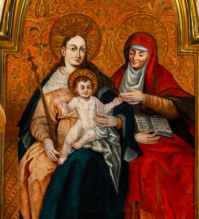 Zdjęcie nr 38: Ołtarz architektoniczny, jednoosiowy, jednokondygnacyjny, ze zwieńczeniem. Ołtarz prostopadłościenny z drewnianą, współczesną mensą i współczesnym antependium z przedstawieniem świętej w otoczeniu wieńca z kwiatami. Nastawa ujęta ukośnie dostawionymi filarami kanelowanymi, ustawionymi na postumentach z konsolami o prostych kapitelach utworzonych z roccailli i konsol podtrzymujących przerwane belkowanie zwieńczone ćwierćkolistymi naczółkami. Zwieńczenie o wklęsłych bokach zakończone profilowanym gzymsem w kształcie łuku nadwieszonego półkolistego. Na tle filaru, na konsolach ustawione figury uskrzydlonych aniołów. W polu środkowym obraz w kształcie stojącego prostokąta zamkniętego łukiem nadwieszonym półkolistym ozdobiony rocaillem. W ramie obraz z przedstawieniem św. Anny Samotrzeciej z Madonną z Dzieciątkiem. Nad ramą baldachim z lambrekinem. W zwieńczeniu serce Gorejące na tle glorii promienistej z chmurkami, zwieńczonej uskrzydloną główką anielską; nad gzymsem zwieńczenia  grzebień utworzony z ażurowego rocaillu. 