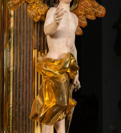 Zdjęcie nr 9: Ołtarz architektoniczny, jednoosiowy, jednokondygnacyjny, ze zwieńczeniem. Ołtarz prostopadłościenny z drewnianą, współczesną mensą i współczesnym antependium z przedstawieniem świętej w otoczeniu wieńca z kwiatami. Nastawa ujęta ukośnie dostawionymi filarami kanelowanymi, ustawionymi na postumentach z konsolami o prostych kapitelach utworzonych z roccailli i konsol podtrzymujących przerwane belkowanie zwieńczone ćwierćkolistymi naczółkami. Zwieńczenie o wklęsłych bokach zakończone profilowanym gzymsem w kształcie łuku nadwieszonego półkolistego. Na tle filaru, na konsolach ustawione figury uskrzydlonych aniołów. W polu środkowym obraz w kształcie stojącego prostokąta zamkniętego łukiem nadwieszonym półkolistym ozdobiony rocaillem. W ramie obraz z przedstawieniem św. Anny Samotrzeciej z Madonną z Dzieciątkiem. Nad ramą baldachim z lambrekinem. W zwieńczeniu serce Gorejące na tle glorii promienistej z chmurkami, zwieńczonej uskrzydloną główką anielską; nad gzymsem zwieńczenia  grzebień utworzony z ażurowego rocaillu. 