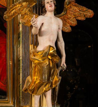 Zdjęcie nr 10: Ołtarz architektoniczny, jednoosiowy, jednokondygnacyjny, ze zwieńczeniem. Ołtarz prostopadłościenny z drewnianą, współczesną mensą i współczesnym antependium z przedstawieniem świętej w otoczeniu wieńca z kwiatami. Nastawa ujęta ukośnie dostawionymi filarami kanelowanymi, ustawionymi na postumentach z konsolami o prostych kapitelach utworzonych z roccailli i konsol podtrzymujących przerwane belkowanie zwieńczone ćwierćkolistymi naczółkami. Zwieńczenie o wklęsłych bokach zakończone profilowanym gzymsem w kształcie łuku nadwieszonego półkolistego. Na tle filaru, na konsolach ustawione figury uskrzydlonych aniołów. W polu środkowym obraz w kształcie stojącego prostokąta zamkniętego łukiem nadwieszonym półkolistym ozdobiony rocaillem. W ramie obraz z przedstawieniem św. Anny Samotrzeciej z Madonną z Dzieciątkiem. Nad ramą baldachim z lambrekinem. W zwieńczeniu serce Gorejące na tle glorii promienistej z chmurkami, zwieńczonej uskrzydloną główką anielską; nad gzymsem zwieńczenia  grzebień utworzony z ażurowego rocaillu. 