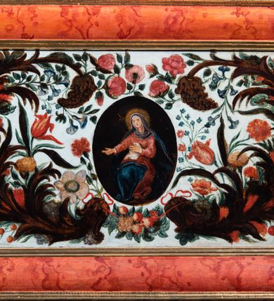 Zdjęcie nr 36: Ołtarz architektoniczny, jednoosiowy, jednokondygnacyjny, ze zwieńczeniem. Ołtarz prostopadłościenny z drewnianą, współczesną mensą i współczesnym antependium z przedstawieniem świętej w otoczeniu wieńca z kwiatami. Nastawa ujęta ukośnie dostawionymi filarami kanelowanymi, ustawionymi na postumentach z konsolami o prostych kapitelach utworzonych z roccailli i konsol podtrzymujących przerwane belkowanie zwieńczone ćwierćkolistymi naczółkami. Zwieńczenie o wklęsłych bokach zakończone profilowanym gzymsem w kształcie łuku nadwieszonego półkolistego. Na tle filaru, na konsolach ustawione figury uskrzydlonych aniołów. W polu środkowym obraz w kształcie stojącego prostokąta zamkniętego łukiem nadwieszonym półkolistym ozdobiony rocaillem. W ramie obraz z przedstawieniem św. Anny Samotrzeciej z Madonną z Dzieciątkiem. Nad ramą baldachim z lambrekinem. W zwieńczeniu serce Gorejące na tle glorii promienistej z chmurkami, zwieńczonej uskrzydloną główką anielską; nad gzymsem zwieńczenia  grzebień utworzony z ażurowego rocaillu. 