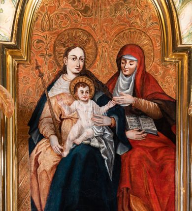 Zdjęcie nr 35: Ołtarz architektoniczny, jednoosiowy, jednokondygnacyjny, ze zwieńczeniem. Ołtarz prostopadłościenny z drewnianą, współczesną mensą i współczesnym antependium z przedstawieniem świętej w otoczeniu wieńca z kwiatami. Nastawa ujęta ukośnie dostawionymi filarami kanelowanymi, ustawionymi na postumentach z konsolami o prostych kapitelach utworzonych z roccailli i konsol podtrzymujących przerwane belkowanie zwieńczone ćwierćkolistymi naczółkami. Zwieńczenie o wklęsłych bokach zakończone profilowanym gzymsem w kształcie łuku nadwieszonego półkolistego. Na tle filaru, na konsolach ustawione figury uskrzydlonych aniołów. W polu środkowym obraz w kształcie stojącego prostokąta zamkniętego łukiem nadwieszonym półkolistym ozdobiony rocaillem. W ramie obraz z przedstawieniem św. Anny Samotrzeciej z Madonną z Dzieciątkiem. Nad ramą baldachim z lambrekinem. W zwieńczeniu serce Gorejące na tle glorii promienistej z chmurkami, zwieńczonej uskrzydloną główką anielską; nad gzymsem zwieńczenia  grzebień utworzony z ażurowego rocaillu. 