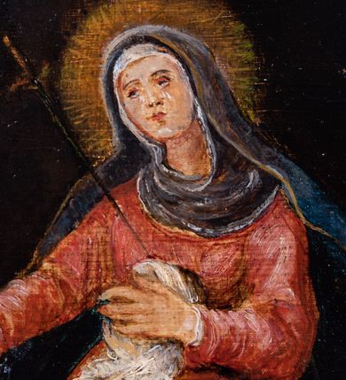 Zdjęcie nr 34: Ołtarz architektoniczny, jednoosiowy, jednokondygnacyjny, ze zwieńczeniem. Ołtarz prostopadłościenny z drewnianą, współczesną mensą i współczesnym antependium z przedstawieniem świętej w otoczeniu wieńca z kwiatami. Nastawa ujęta ukośnie dostawionymi filarami kanelowanymi, ustawionymi na postumentach z konsolami o prostych kapitelach utworzonych z roccailli i konsol podtrzymujących przerwane belkowanie zwieńczone ćwierćkolistymi naczółkami. Zwieńczenie o wklęsłych bokach zakończone profilowanym gzymsem w kształcie łuku nadwieszonego półkolistego. Na tle filaru, na konsolach ustawione figury uskrzydlonych aniołów. W polu środkowym obraz w kształcie stojącego prostokąta zamkniętego łukiem nadwieszonym półkolistym ozdobiony rocaillem. W ramie obraz z przedstawieniem św. Anny Samotrzeciej z Madonną z Dzieciątkiem. Nad ramą baldachim z lambrekinem. W zwieńczeniu serce Gorejące na tle glorii promienistej z chmurkami, zwieńczonej uskrzydloną główką anielską; nad gzymsem zwieńczenia  grzebień utworzony z ażurowego rocaillu. 