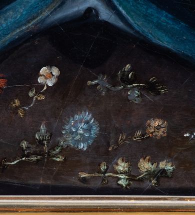 Zdjęcie nr 37: Ołtarz architektoniczny, jednoosiowy, jednokondygnacyjny, ze zwieńczeniem. Ołtarz prostopadłościenny z drewnianą, współczesną mensą i współczesnym antependium z przedstawieniem świętej w otoczeniu wieńca z kwiatami. Nastawa ujęta ukośnie dostawionymi filarami kanelowanymi, ustawionymi na postumentach z konsolami o prostych kapitelach utworzonych z roccailli i konsol podtrzymujących przerwane belkowanie zwieńczone ćwierćkolistymi naczółkami. Zwieńczenie o wklęsłych bokach zakończone profilowanym gzymsem w kształcie łuku nadwieszonego półkolistego. Na tle filaru, na konsolach ustawione figury uskrzydlonych aniołów. W polu środkowym obraz w kształcie stojącego prostokąta zamkniętego łukiem nadwieszonym półkolistym ozdobiony rocaillem. W ramie obraz z przedstawieniem św. Anny Samotrzeciej z Madonną z Dzieciątkiem. Nad ramą baldachim z lambrekinem. W zwieńczeniu serce Gorejące na tle glorii promienistej z chmurkami, zwieńczonej uskrzydloną główką anielską; nad gzymsem zwieńczenia  grzebień utworzony z ażurowego rocaillu. 