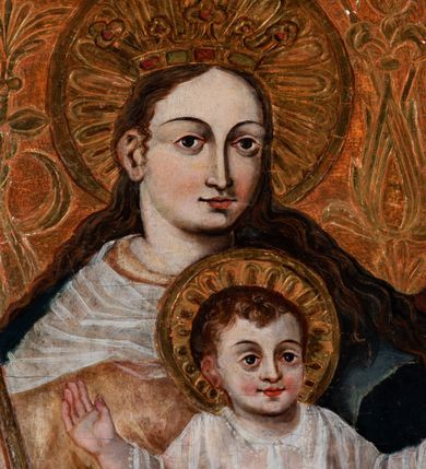 Zdjęcie nr 42: Ołtarz architektoniczny, jednoosiowy, jednokondygnacyjny, ze zwieńczeniem. Ołtarz prostopadłościenny z drewnianą, współczesną mensą i współczesnym antependium z przedstawieniem świętej w otoczeniu wieńca z kwiatami. Nastawa ujęta ukośnie dostawionymi filarami kanelowanymi, ustawionymi na postumentach z konsolami o prostych kapitelach utworzonych z roccailli i konsol podtrzymujących przerwane belkowanie zwieńczone ćwierćkolistymi naczółkami. Zwieńczenie o wklęsłych bokach zakończone profilowanym gzymsem w kształcie łuku nadwieszonego półkolistego. Na tle filaru, na konsolach ustawione figury uskrzydlonych aniołów. W polu środkowym obraz w kształcie stojącego prostokąta zamkniętego łukiem nadwieszonym półkolistym ozdobiony rocaillem. W ramie obraz z przedstawieniem św. Anny Samotrzeciej z Madonną z Dzieciątkiem. Nad ramą baldachim z lambrekinem. W zwieńczeniu serce Gorejące na tle glorii promienistej z chmurkami, zwieńczonej uskrzydloną główką anielską; nad gzymsem zwieńczenia  grzebień utworzony z ażurowego rocaillu. 