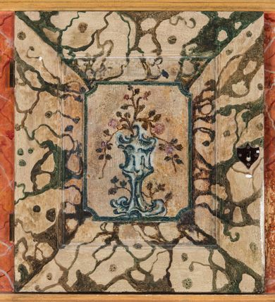 Zdjęcie nr 89: Umeblowanie zakrystii usytuowane jest wzdłuż ścian północnej, południowej i wschodniej pomieszczenia.  Na ścianie północnej, w części dolnej znajdują się trzy połączone ze sobą komody, każda o czterech szufladach, nakryte jednym blatem. W części górnej mieszczą się pięcioosiowe szafki z szufladami w cokole. Osie artykułowe są pilastrami hermowymi. Na osi środkowej szafka jest nieco wyższa i szersza z drzwiczkami dekorowanymi prostokątną, uszatą, oprofilowaną płyciną z malowanym przedstawieniem Chrystusa Eucharystycznego. Drzwiczki pozostałych szafek mają kształt stojących prostokątów i dekorowane są płycinami o wklęsłych narożach, zdobionymi gałązkami czerwonych róż, ułożonych w rokokowych wazonach. Ścianki zamknięte są niepełnym belkowaniem z gzymsem. W partii zwieńczenia osie artykułowane są cokolikami, na których ustawione są toczone, kuliste wazoniki. Pomiędzy nimi umieszczone są kartusze utworzone z ornamentu małżowinowo-chrząstkowego z malowanymi emblematami na owalnych medalionach, które ułożone są kolejno od lewej strony: 
1. Pionowo ustawiony miecz, ostrzem skierowany ku górze, połączony ze skrzyżowanymi berłem i dwoma kluczami, od których odchodzą fantazyjnie ułożone sznury w kolorze czerwonym. U góry napis na szarfie: „OBEDITE”.
2. W górnej części wyłaniająca się z chmur ręka trzymająca w dłoni węgielnicę i przymocowane do niej na łańcuszku tablice Dekalogu. Napis na szarfie: „OMNIA SVSTINET”.
3. Bóg Ojciec ukazany w półpostaci, lewą ręką opiera się na kuli ziemskiej, prawą czyni gest błogosławieństwa. 
4. Bujnie ulistnione, ciemnozielone drzewko spięte w dolnej części złotą formą w kształcie dwóch wywiniętych wolutek. Napis na szarfie: „GAVDET PATIENTIA DVRIS”. 
5. W górnej części obrazu z chmur wyłania się ręka, która zrzuca na ziemię iskrzący pocisk i dwa skrzyżowane pioruny, połączone parą białych skrzydeł. Napis „FORTIS VLTOR”.
 
Na ścianie środkowej, wschodniej znajduje się sarkofagowa mensa, powyżej parawanowa ścianka na profilowanym cokole, artykułowana pilastrami, pomiędzy którymi umieszczone są płyciny z kształcie leżących prostokątów z obrazami; ścianka zamknięta jest profilowanym gzymsem. W zwieńczeniu, na jej skrajach znajdują się owalne medaliony ujęte w kartusze z ornamentu małżowinowo-chrząstkowego. W medalionie po lewej stronie namalowane są litery alfa i omega na błękitnym tle oraz wstęga z napisem: „RENOVATUM A(NNO) D(OMINI) 1975”. Po prawej stronie analogiczny kartusz z literami w medalionie: „Ω / O / N” wpisane w formę krzyża, otoczonego niepełną aureolą; powyżej wstęga z napisem: „VIDENTEM AUDERE”. W płycinach obrazy przedstawiają świętych w ujęciu do pasa, zwróconych ku środkowi; od lewej:
1. Święty Demetriusz z włócznią opartą o prawy bark, ubrany w habit zakonu kanoników laterańskich od pokuty.
2. Święty Klet z aniołkiem, który trzyma w dłoni palmę męczeństwa i krzyż papieski. W prawym górnym narożu obrazu napis: „FAC HVIC SIGNO HONOREM”.
3. Święty Augustyn z gorejącym sercem na piersi i aniołkiem z łyżką i miseczką w dłoniach.
4. Święty ubrany w habit Marków, który trzyma w dłoni serce z krzyżem, podtrzymywane przez Chrystusa na obłokach – prawdopodobnie św. Cyriak, założyciel zakonu.
 
Na ścianie południowej znajduje się analogiczne umeblowanie, jak na ścianie północnej. W dolnej części dwie komody, a w miejscu trzeciej od wschodu szafka zdobiona dwiema uszatymi płycinami. Górna część mebla w przeciwieństwie do ściany północnej bez podwyższenia części środkowej. 
Na ścianie południowej:
1. Jasnobrązowa harfa na błękitnym tle i napis: „IN DOMINO”.
2. Ciemnobrązowy ptak i trzy podrywające się do lotu młode, w górnej części złote słońce i napis: „NON QUAE SVPER TERRAM.”
3. Po lewej stronie kompozycji wyłaniająca się z chmur ręka trzymająca skrzyżowane: miecz, czerwony krzyż i palmę. Napis: „NON ERVBESCO”.
4. W centrum przedstawienia krzak białej lilii o trzech rozgałęzieniach, w tle chmury w odcieniach koloru szaroniebieskiego. Napis na szarfie: „PER ARDVA DVLCIS”.
5. W lewej części kompozycji uskrzydlony jeleń, wspięty na tylnych nogach, po prawej stronie czarne i brązowe skały, w partii górnej otwarta korona, umieszczona pośrodku obłoku obwiedzionego biało-czerwonym pasem. Napis: „ET COMPREHENDATIS”.
 
W miejscu połączenia komód ścian północnej i południowej z dolną częścią konstrukcji na ścianie wschodniej znajdują się ukośnie ustawione, jednoskrzydłowe szafki o drzwiczkach dekorowanych prostokątną płyciną o wklęsłych narożach. Ścianki boczne części północnej i południowej zdobione są ukośną kratką. Powierzchnia szafek i komód pokryta jest polichromią imitującą marmur w kolorze beżowym, szarokremowym, różowym i rdzawym. Blaty malowane są farbą olejną w kolorze beżowym. Obramienia medalionów malowane w kolorze rdzawozłotym. Tło w większości medalionów w odcieniach błękitu, w górnych częściach majuskułowe napisy objaśniające przedstawienie, umieszczone w białych i półkoliście ułożonych szarfach. 