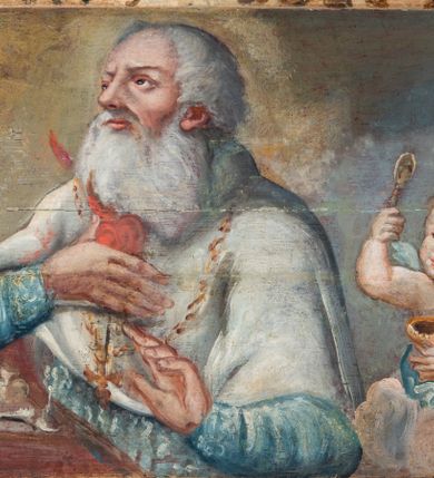 Zdjęcie nr 2: Umeblowanie zakrystii usytuowane jest wzdłuż ścian północnej, południowej i wschodniej pomieszczenia.  Na ścianie północnej, w części dolnej znajdują się trzy połączone ze sobą komody, każda o czterech szufladach, nakryte jednym blatem. W części górnej mieszczą się pięcioosiowe szafki z szufladami w cokole. Osie artykułowe są pilastrami hermowymi. Na osi środkowej szafka jest nieco wyższa i szersza z drzwiczkami dekorowanymi prostokątną, uszatą, oprofilowaną płyciną z malowanym przedstawieniem Chrystusa Eucharystycznego. Drzwiczki pozostałych szafek mają kształt stojących prostokątów i dekorowane są płycinami o wklęsłych narożach, zdobionymi gałązkami czerwonych róż, ułożonych w rokokowych wazonach. Ścianki zamknięte są niepełnym belkowaniem z gzymsem. W partii zwieńczenia osie artykułowane są cokolikami, na których ustawione są toczone, kuliste wazoniki. Pomiędzy nimi umieszczone są kartusze utworzone z ornamentu małżowinowo-chrząstkowego z malowanymi emblematami na owalnych medalionach, które ułożone są kolejno od lewej strony: 
1. Pionowo ustawiony miecz, ostrzem skierowany ku górze, połączony ze skrzyżowanymi berłem i dwoma kluczami, od których odchodzą fantazyjnie ułożone sznury w kolorze czerwonym. U góry napis na szarfie: „OBEDITE”.
2. W górnej części wyłaniająca się z chmur ręka trzymająca w dłoni węgielnicę i przymocowane do niej na łańcuszku tablice Dekalogu. Napis na szarfie: „OMNIA SVSTINET”.
3. Bóg Ojciec ukazany w półpostaci, lewą ręką opiera się na kuli ziemskiej, prawą czyni gest błogosławieństwa. 
4. Bujnie ulistnione, ciemnozielone drzewko spięte w dolnej części złotą formą w kształcie dwóch wywiniętych wolutek. Napis na szarfie: „GAVDET PATIENTIA DVRIS”. 
5. W górnej części obrazu z chmur wyłania się ręka, która zrzuca na ziemię iskrzący pocisk i dwa skrzyżowane pioruny, połączone parą białych skrzydeł. Napis „FORTIS VLTOR”.
 
Na ścianie środkowej, wschodniej znajduje się sarkofagowa mensa, powyżej parawanowa ścianka na profilowanym cokole, artykułowana pilastrami, pomiędzy którymi umieszczone są płyciny z kształcie leżących prostokątów z obrazami; ścianka zamknięta jest profilowanym gzymsem. W zwieńczeniu, na jej skrajach znajdują się owalne medaliony ujęte w kartusze z ornamentu małżowinowo-chrząstkowego. W medalionie po lewej stronie namalowane są litery alfa i omega na błękitnym tle oraz wstęga z napisem: „RENOVATUM A(NNO) D(OMINI) 1975”. Po prawej stronie analogiczny kartusz z literami w medalionie: „Ω / O / N” wpisane w formę krzyża, otoczonego niepełną aureolą; powyżej wstęga z napisem: „VIDENTEM AUDERE”. W płycinach obrazy przedstawiają świętych w ujęciu do pasa, zwróconych ku środkowi; od lewej:
1. Święty Demetriusz z włócznią opartą o prawy bark, ubrany w habit zakonu kanoników laterańskich od pokuty.
2. Święty Klet z aniołkiem, który trzyma w dłoni palmę męczeństwa i krzyż papieski. W prawym górnym narożu obrazu napis: „FAC HVIC SIGNO HONOREM”.
3. Święty Augustyn z gorejącym sercem na piersi i aniołkiem z łyżką i miseczką w dłoniach.
4. Święty ubrany w habit Marków, który trzyma w dłoni serce z krzyżem, podtrzymywane przez Chrystusa na obłokach – prawdopodobnie św. Cyriak, założyciel zakonu.
 
Na ścianie południowej znajduje się analogiczne umeblowanie, jak na ścianie północnej. W dolnej części dwie komody, a w miejscu trzeciej od wschodu szafka zdobiona dwiema uszatymi płycinami. Górna część mebla w przeciwieństwie do ściany północnej bez podwyższenia części środkowej. 
Na ścianie południowej:
1. Jasnobrązowa harfa na błękitnym tle i napis: „IN DOMINO”.
2. Ciemnobrązowy ptak i trzy podrywające się do lotu młode, w górnej części złote słońce i napis: „NON QUAE SVPER TERRAM.”
3. Po lewej stronie kompozycji wyłaniająca się z chmur ręka trzymająca skrzyżowane: miecz, czerwony krzyż i palmę. Napis: „NON ERVBESCO”.
4. W centrum przedstawienia krzak białej lilii o trzech rozgałęzieniach, w tle chmury w odcieniach koloru szaroniebieskiego. Napis na szarfie: „PER ARDVA DVLCIS”.
5. W lewej części kompozycji uskrzydlony jeleń, wspięty na tylnych nogach, po prawej stronie czarne i brązowe skały, w partii górnej otwarta korona, umieszczona pośrodku obłoku obwiedzionego biało-czerwonym pasem. Napis: „ET COMPREHENDATIS”.
 
W miejscu połączenia komód ścian północnej i południowej z dolną częścią konstrukcji na ścianie wschodniej znajdują się ukośnie ustawione, jednoskrzydłowe szafki o drzwiczkach dekorowanych prostokątną płyciną o wklęsłych narożach. Ścianki boczne części północnej i południowej zdobione są ukośną kratką. Powierzchnia szafek i komód pokryta jest polichromią imitującą marmur w kolorze beżowym, szarokremowym, różowym i rdzawym. Blaty malowane są farbą olejną w kolorze beżowym. Obramienia medalionów malowane w kolorze rdzawozłotym. Tło w większości medalionów w odcieniach błękitu, w górnych częściach majuskułowe napisy objaśniające przedstawienie, umieszczone w białych i półkoliście ułożonych szarfach. 