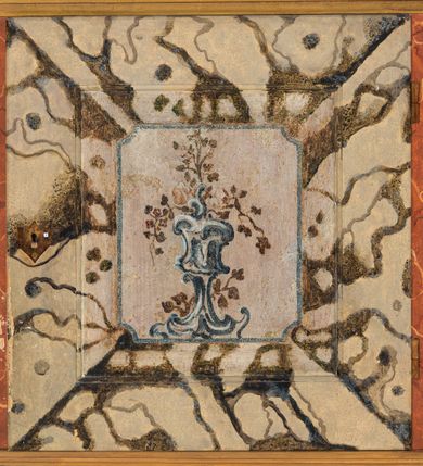 Zdjęcie nr 49: Umeblowanie zakrystii usytuowane jest wzdłuż ścian północnej, południowej i wschodniej pomieszczenia.  Na ścianie północnej, w części dolnej znajdują się trzy połączone ze sobą komody, każda o czterech szufladach, nakryte jednym blatem. W części górnej mieszczą się pięcioosiowe szafki z szufladami w cokole. Osie artykułowe są pilastrami hermowymi. Na osi środkowej szafka jest nieco wyższa i szersza z drzwiczkami dekorowanymi prostokątną, uszatą, oprofilowaną płyciną z malowanym przedstawieniem Chrystusa Eucharystycznego. Drzwiczki pozostałych szafek mają kształt stojących prostokątów i dekorowane są płycinami o wklęsłych narożach, zdobionymi gałązkami czerwonych róż, ułożonych w rokokowych wazonach. Ścianki zamknięte są niepełnym belkowaniem z gzymsem. W partii zwieńczenia osie artykułowane są cokolikami, na których ustawione są toczone, kuliste wazoniki. Pomiędzy nimi umieszczone są kartusze utworzone z ornamentu małżowinowo-chrząstkowego z malowanymi emblematami na owalnych medalionach, które ułożone są kolejno od lewej strony: 
1. Pionowo ustawiony miecz, ostrzem skierowany ku górze, połączony ze skrzyżowanymi berłem i dwoma kluczami, od których odchodzą fantazyjnie ułożone sznury w kolorze czerwonym. U góry napis na szarfie: „OBEDITE”.
2. W górnej części wyłaniająca się z chmur ręka trzymająca w dłoni węgielnicę i przymocowane do niej na łańcuszku tablice Dekalogu. Napis na szarfie: „OMNIA SVSTINET”.
3. Bóg Ojciec ukazany w półpostaci, lewą ręką opiera się na kuli ziemskiej, prawą czyni gest błogosławieństwa. 
4. Bujnie ulistnione, ciemnozielone drzewko spięte w dolnej części złotą formą w kształcie dwóch wywiniętych wolutek. Napis na szarfie: „GAVDET PATIENTIA DVRIS”. 
5. W górnej części obrazu z chmur wyłania się ręka, która zrzuca na ziemię iskrzący pocisk i dwa skrzyżowane pioruny, połączone parą białych skrzydeł. Napis „FORTIS VLTOR”.
 
Na ścianie środkowej, wschodniej znajduje się sarkofagowa mensa, powyżej parawanowa ścianka na profilowanym cokole, artykułowana pilastrami, pomiędzy którymi umieszczone są płyciny z kształcie leżących prostokątów z obrazami; ścianka zamknięta jest profilowanym gzymsem. W zwieńczeniu, na jej skrajach znajdują się owalne medaliony ujęte w kartusze z ornamentu małżowinowo-chrząstkowego. W medalionie po lewej stronie namalowane są litery alfa i omega na błękitnym tle oraz wstęga z napisem: „RENOVATUM A(NNO) D(OMINI) 1975”. Po prawej stronie analogiczny kartusz z literami w medalionie: „Ω / O / N” wpisane w formę krzyża, otoczonego niepełną aureolą; powyżej wstęga z napisem: „VIDENTEM AUDERE”. W płycinach obrazy przedstawiają świętych w ujęciu do pasa, zwróconych ku środkowi; od lewej:
1. Święty Demetriusz z włócznią opartą o prawy bark, ubrany w habit zakonu kanoników laterańskich od pokuty.
2. Święty Klet z aniołkiem, który trzyma w dłoni palmę męczeństwa i krzyż papieski. W prawym górnym narożu obrazu napis: „FAC HVIC SIGNO HONOREM”.
3. Święty Augustyn z gorejącym sercem na piersi i aniołkiem z łyżką i miseczką w dłoniach.
4. Święty ubrany w habit Marków, który trzyma w dłoni serce z krzyżem, podtrzymywane przez Chrystusa na obłokach – prawdopodobnie św. Cyriak, założyciel zakonu.
 
Na ścianie południowej znajduje się analogiczne umeblowanie, jak na ścianie północnej. W dolnej części dwie komody, a w miejscu trzeciej od wschodu szafka zdobiona dwiema uszatymi płycinami. Górna część mebla w przeciwieństwie do ściany północnej bez podwyższenia części środkowej. 
Na ścianie południowej:
1. Jasnobrązowa harfa na błękitnym tle i napis: „IN DOMINO”.
2. Ciemnobrązowy ptak i trzy podrywające się do lotu młode, w górnej części złote słońce i napis: „NON QUAE SVPER TERRAM.”
3. Po lewej stronie kompozycji wyłaniająca się z chmur ręka trzymająca skrzyżowane: miecz, czerwony krzyż i palmę. Napis: „NON ERVBESCO”.
4. W centrum przedstawienia krzak białej lilii o trzech rozgałęzieniach, w tle chmury w odcieniach koloru szaroniebieskiego. Napis na szarfie: „PER ARDVA DVLCIS”.
5. W lewej części kompozycji uskrzydlony jeleń, wspięty na tylnych nogach, po prawej stronie czarne i brązowe skały, w partii górnej otwarta korona, umieszczona pośrodku obłoku obwiedzionego biało-czerwonym pasem. Napis: „ET COMPREHENDATIS”.
 
W miejscu połączenia komód ścian północnej i południowej z dolną częścią konstrukcji na ścianie wschodniej znajdują się ukośnie ustawione, jednoskrzydłowe szafki o drzwiczkach dekorowanych prostokątną płyciną o wklęsłych narożach. Ścianki boczne części północnej i południowej zdobione są ukośną kratką. Powierzchnia szafek i komód pokryta jest polichromią imitującą marmur w kolorze beżowym, szarokremowym, różowym i rdzawym. Blaty malowane są farbą olejną w kolorze beżowym. Obramienia medalionów malowane w kolorze rdzawozłotym. Tło w większości medalionów w odcieniach błękitu, w górnych częściach majuskułowe napisy objaśniające przedstawienie, umieszczone w białych i półkoliście ułożonych szarfach. 