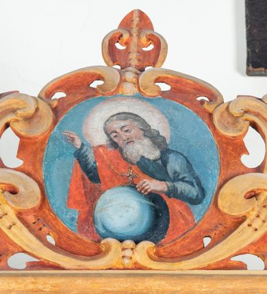 Zdjęcie nr 68: Umeblowanie zakrystii usytuowane jest wzdłuż ścian północnej, południowej i wschodniej pomieszczenia.  Na ścianie północnej, w części dolnej znajdują się trzy połączone ze sobą komody, każda o czterech szufladach, nakryte jednym blatem. W części górnej mieszczą się pięcioosiowe szafki z szufladami w cokole. Osie artykułowe są pilastrami hermowymi. Na osi środkowej szafka jest nieco wyższa i szersza z drzwiczkami dekorowanymi prostokątną, uszatą, oprofilowaną płyciną z malowanym przedstawieniem Chrystusa Eucharystycznego. Drzwiczki pozostałych szafek mają kształt stojących prostokątów i dekorowane są płycinami o wklęsłych narożach, zdobionymi gałązkami czerwonych róż, ułożonych w rokokowych wazonach. Ścianki zamknięte są niepełnym belkowaniem z gzymsem. W partii zwieńczenia osie artykułowane są cokolikami, na których ustawione są toczone, kuliste wazoniki. Pomiędzy nimi umieszczone są kartusze utworzone z ornamentu małżowinowo-chrząstkowego z malowanymi emblematami na owalnych medalionach, które ułożone są kolejno od lewej strony: 
1. Pionowo ustawiony miecz, ostrzem skierowany ku górze, połączony ze skrzyżowanymi berłem i dwoma kluczami, od których odchodzą fantazyjnie ułożone sznury w kolorze czerwonym. U góry napis na szarfie: „OBEDITE”.
2. W górnej części wyłaniająca się z chmur ręka trzymająca w dłoni węgielnicę i przymocowane do niej na łańcuszku tablice Dekalogu. Napis na szarfie: „OMNIA SVSTINET”.
3. Bóg Ojciec ukazany w półpostaci, lewą ręką opiera się na kuli ziemskiej, prawą czyni gest błogosławieństwa. 
4. Bujnie ulistnione, ciemnozielone drzewko spięte w dolnej części złotą formą w kształcie dwóch wywiniętych wolutek. Napis na szarfie: „GAVDET PATIENTIA DVRIS”. 
5. W górnej części obrazu z chmur wyłania się ręka, która zrzuca na ziemię iskrzący pocisk i dwa skrzyżowane pioruny, połączone parą białych skrzydeł. Napis „FORTIS VLTOR”.
 
Na ścianie środkowej, wschodniej znajduje się sarkofagowa mensa, powyżej parawanowa ścianka na profilowanym cokole, artykułowana pilastrami, pomiędzy którymi umieszczone są płyciny z kształcie leżących prostokątów z obrazami; ścianka zamknięta jest profilowanym gzymsem. W zwieńczeniu, na jej skrajach znajdują się owalne medaliony ujęte w kartusze z ornamentu małżowinowo-chrząstkowego. W medalionie po lewej stronie namalowane są litery alfa i omega na błękitnym tle oraz wstęga z napisem: „RENOVATUM A(NNO) D(OMINI) 1975”. Po prawej stronie analogiczny kartusz z literami w medalionie: „Ω / O / N” wpisane w formę krzyża, otoczonego niepełną aureolą; powyżej wstęga z napisem: „VIDENTEM AUDERE”. W płycinach obrazy przedstawiają świętych w ujęciu do pasa, zwróconych ku środkowi; od lewej:
1. Święty Demetriusz z włócznią opartą o prawy bark, ubrany w habit zakonu kanoników laterańskich od pokuty.
2. Święty Klet z aniołkiem, który trzyma w dłoni palmę męczeństwa i krzyż papieski. W prawym górnym narożu obrazu napis: „FAC HVIC SIGNO HONOREM”.
3. Święty Augustyn z gorejącym sercem na piersi i aniołkiem z łyżką i miseczką w dłoniach.
4. Święty ubrany w habit Marków, który trzyma w dłoni serce z krzyżem, podtrzymywane przez Chrystusa na obłokach – prawdopodobnie św. Cyriak, założyciel zakonu.
 
Na ścianie południowej znajduje się analogiczne umeblowanie, jak na ścianie północnej. W dolnej części dwie komody, a w miejscu trzeciej od wschodu szafka zdobiona dwiema uszatymi płycinami. Górna część mebla w przeciwieństwie do ściany północnej bez podwyższenia części środkowej. 
Na ścianie południowej:
1. Jasnobrązowa harfa na błękitnym tle i napis: „IN DOMINO”.
2. Ciemnobrązowy ptak i trzy podrywające się do lotu młode, w górnej części złote słońce i napis: „NON QUAE SVPER TERRAM.”
3. Po lewej stronie kompozycji wyłaniająca się z chmur ręka trzymająca skrzyżowane: miecz, czerwony krzyż i palmę. Napis: „NON ERVBESCO”.
4. W centrum przedstawienia krzak białej lilii o trzech rozgałęzieniach, w tle chmury w odcieniach koloru szaroniebieskiego. Napis na szarfie: „PER ARDVA DVLCIS”.
5. W lewej części kompozycji uskrzydlony jeleń, wspięty na tylnych nogach, po prawej stronie czarne i brązowe skały, w partii górnej otwarta korona, umieszczona pośrodku obłoku obwiedzionego biało-czerwonym pasem. Napis: „ET COMPREHENDATIS”.
 
W miejscu połączenia komód ścian północnej i południowej z dolną częścią konstrukcji na ścianie wschodniej znajdują się ukośnie ustawione, jednoskrzydłowe szafki o drzwiczkach dekorowanych prostokątną płyciną o wklęsłych narożach. Ścianki boczne części północnej i południowej zdobione są ukośną kratką. Powierzchnia szafek i komód pokryta jest polichromią imitującą marmur w kolorze beżowym, szarokremowym, różowym i rdzawym. Blaty malowane są farbą olejną w kolorze beżowym. Obramienia medalionów malowane w kolorze rdzawozłotym. Tło w większości medalionów w odcieniach błękitu, w górnych częściach majuskułowe napisy objaśniające przedstawienie, umieszczone w białych i półkoliście ułożonych szarfach. 