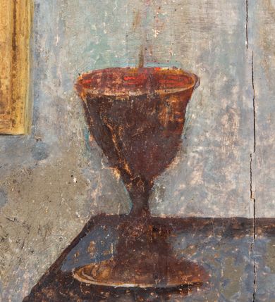 Zdjęcie nr 73: Umeblowanie zakrystii usytuowane jest wzdłuż ścian północnej, południowej i wschodniej pomieszczenia.  Na ścianie północnej, w części dolnej znajdują się trzy połączone ze sobą komody, każda o czterech szufladach, nakryte jednym blatem. W części górnej mieszczą się pięcioosiowe szafki z szufladami w cokole. Osie artykułowe są pilastrami hermowymi. Na osi środkowej szafka jest nieco wyższa i szersza z drzwiczkami dekorowanymi prostokątną, uszatą, oprofilowaną płyciną z malowanym przedstawieniem Chrystusa Eucharystycznego. Drzwiczki pozostałych szafek mają kształt stojących prostokątów i dekorowane są płycinami o wklęsłych narożach, zdobionymi gałązkami czerwonych róż, ułożonych w rokokowych wazonach. Ścianki zamknięte są niepełnym belkowaniem z gzymsem. W partii zwieńczenia osie artykułowane są cokolikami, na których ustawione są toczone, kuliste wazoniki. Pomiędzy nimi umieszczone są kartusze utworzone z ornamentu małżowinowo-chrząstkowego z malowanymi emblematami na owalnych medalionach, które ułożone są kolejno od lewej strony: 
1. Pionowo ustawiony miecz, ostrzem skierowany ku górze, połączony ze skrzyżowanymi berłem i dwoma kluczami, od których odchodzą fantazyjnie ułożone sznury w kolorze czerwonym. U góry napis na szarfie: „OBEDITE”.
2. W górnej części wyłaniająca się z chmur ręka trzymająca w dłoni węgielnicę i przymocowane do niej na łańcuszku tablice Dekalogu. Napis na szarfie: „OMNIA SVSTINET”.
3. Bóg Ojciec ukazany w półpostaci, lewą ręką opiera się na kuli ziemskiej, prawą czyni gest błogosławieństwa. 
4. Bujnie ulistnione, ciemnozielone drzewko spięte w dolnej części złotą formą w kształcie dwóch wywiniętych wolutek. Napis na szarfie: „GAVDET PATIENTIA DVRIS”. 
5. W górnej części obrazu z chmur wyłania się ręka, która zrzuca na ziemię iskrzący pocisk i dwa skrzyżowane pioruny, połączone parą białych skrzydeł. Napis „FORTIS VLTOR”.
 
Na ścianie środkowej, wschodniej znajduje się sarkofagowa mensa, powyżej parawanowa ścianka na profilowanym cokole, artykułowana pilastrami, pomiędzy którymi umieszczone są płyciny z kształcie leżących prostokątów z obrazami; ścianka zamknięta jest profilowanym gzymsem. W zwieńczeniu, na jej skrajach znajdują się owalne medaliony ujęte w kartusze z ornamentu małżowinowo-chrząstkowego. W medalionie po lewej stronie namalowane są litery alfa i omega na błękitnym tle oraz wstęga z napisem: „RENOVATUM A(NNO) D(OMINI) 1975”. Po prawej stronie analogiczny kartusz z literami w medalionie: „Ω / O / N” wpisane w formę krzyża, otoczonego niepełną aureolą; powyżej wstęga z napisem: „VIDENTEM AUDERE”. W płycinach obrazy przedstawiają świętych w ujęciu do pasa, zwróconych ku środkowi; od lewej:
1. Święty Demetriusz z włócznią opartą o prawy bark, ubrany w habit zakonu kanoników laterańskich od pokuty.
2. Święty Klet z aniołkiem, który trzyma w dłoni palmę męczeństwa i krzyż papieski. W prawym górnym narożu obrazu napis: „FAC HVIC SIGNO HONOREM”.
3. Święty Augustyn z gorejącym sercem na piersi i aniołkiem z łyżką i miseczką w dłoniach.
4. Święty ubrany w habit Marków, który trzyma w dłoni serce z krzyżem, podtrzymywane przez Chrystusa na obłokach – prawdopodobnie św. Cyriak, założyciel zakonu.
 
Na ścianie południowej znajduje się analogiczne umeblowanie, jak na ścianie północnej. W dolnej części dwie komody, a w miejscu trzeciej od wschodu szafka zdobiona dwiema uszatymi płycinami. Górna część mebla w przeciwieństwie do ściany północnej bez podwyższenia części środkowej. 
Na ścianie południowej:
1. Jasnobrązowa harfa na błękitnym tle i napis: „IN DOMINO”.
2. Ciemnobrązowy ptak i trzy podrywające się do lotu młode, w górnej części złote słońce i napis: „NON QUAE SVPER TERRAM.”
3. Po lewej stronie kompozycji wyłaniająca się z chmur ręka trzymająca skrzyżowane: miecz, czerwony krzyż i palmę. Napis: „NON ERVBESCO”.
4. W centrum przedstawienia krzak białej lilii o trzech rozgałęzieniach, w tle chmury w odcieniach koloru szaroniebieskiego. Napis na szarfie: „PER ARDVA DVLCIS”.
5. W lewej części kompozycji uskrzydlony jeleń, wspięty na tylnych nogach, po prawej stronie czarne i brązowe skały, w partii górnej otwarta korona, umieszczona pośrodku obłoku obwiedzionego biało-czerwonym pasem. Napis: „ET COMPREHENDATIS”.
 
W miejscu połączenia komód ścian północnej i południowej z dolną częścią konstrukcji na ścianie wschodniej znajdują się ukośnie ustawione, jednoskrzydłowe szafki o drzwiczkach dekorowanych prostokątną płyciną o wklęsłych narożach. Ścianki boczne części północnej i południowej zdobione są ukośną kratką. Powierzchnia szafek i komód pokryta jest polichromią imitującą marmur w kolorze beżowym, szarokremowym, różowym i rdzawym. Blaty malowane są farbą olejną w kolorze beżowym. Obramienia medalionów malowane w kolorze rdzawozłotym. Tło w większości medalionów w odcieniach błękitu, w górnych częściach majuskułowe napisy objaśniające przedstawienie, umieszczone w białych i półkoliście ułożonych szarfach. 