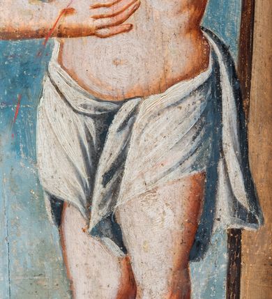 Zdjęcie nr 76: Umeblowanie zakrystii usytuowane jest wzdłuż ścian północnej, południowej i wschodniej pomieszczenia.  Na ścianie północnej, w części dolnej znajdują się trzy połączone ze sobą komody, każda o czterech szufladach, nakryte jednym blatem. W części górnej mieszczą się pięcioosiowe szafki z szufladami w cokole. Osie artykułowe są pilastrami hermowymi. Na osi środkowej szafka jest nieco wyższa i szersza z drzwiczkami dekorowanymi prostokątną, uszatą, oprofilowaną płyciną z malowanym przedstawieniem Chrystusa Eucharystycznego. Drzwiczki pozostałych szafek mają kształt stojących prostokątów i dekorowane są płycinami o wklęsłych narożach, zdobionymi gałązkami czerwonych róż, ułożonych w rokokowych wazonach. Ścianki zamknięte są niepełnym belkowaniem z gzymsem. W partii zwieńczenia osie artykułowane są cokolikami, na których ustawione są toczone, kuliste wazoniki. Pomiędzy nimi umieszczone są kartusze utworzone z ornamentu małżowinowo-chrząstkowego z malowanymi emblematami na owalnych medalionach, które ułożone są kolejno od lewej strony: 
1. Pionowo ustawiony miecz, ostrzem skierowany ku górze, połączony ze skrzyżowanymi berłem i dwoma kluczami, od których odchodzą fantazyjnie ułożone sznury w kolorze czerwonym. U góry napis na szarfie: „OBEDITE”.
2. W górnej części wyłaniająca się z chmur ręka trzymająca w dłoni węgielnicę i przymocowane do niej na łańcuszku tablice Dekalogu. Napis na szarfie: „OMNIA SVSTINET”.
3. Bóg Ojciec ukazany w półpostaci, lewą ręką opiera się na kuli ziemskiej, prawą czyni gest błogosławieństwa. 
4. Bujnie ulistnione, ciemnozielone drzewko spięte w dolnej części złotą formą w kształcie dwóch wywiniętych wolutek. Napis na szarfie: „GAVDET PATIENTIA DVRIS”. 
5. W górnej części obrazu z chmur wyłania się ręka, która zrzuca na ziemię iskrzący pocisk i dwa skrzyżowane pioruny, połączone parą białych skrzydeł. Napis „FORTIS VLTOR”.
 
Na ścianie środkowej, wschodniej znajduje się sarkofagowa mensa, powyżej parawanowa ścianka na profilowanym cokole, artykułowana pilastrami, pomiędzy którymi umieszczone są płyciny z kształcie leżących prostokątów z obrazami; ścianka zamknięta jest profilowanym gzymsem. W zwieńczeniu, na jej skrajach znajdują się owalne medaliony ujęte w kartusze z ornamentu małżowinowo-chrząstkowego. W medalionie po lewej stronie namalowane są litery alfa i omega na błękitnym tle oraz wstęga z napisem: „RENOVATUM A(NNO) D(OMINI) 1975”. Po prawej stronie analogiczny kartusz z literami w medalionie: „Ω / O / N” wpisane w formę krzyża, otoczonego niepełną aureolą; powyżej wstęga z napisem: „VIDENTEM AUDERE”. W płycinach obrazy przedstawiają świętych w ujęciu do pasa, zwróconych ku środkowi; od lewej:
1. Święty Demetriusz z włócznią opartą o prawy bark, ubrany w habit zakonu kanoników laterańskich od pokuty.
2. Święty Klet z aniołkiem, który trzyma w dłoni palmę męczeństwa i krzyż papieski. W prawym górnym narożu obrazu napis: „FAC HVIC SIGNO HONOREM”.
3. Święty Augustyn z gorejącym sercem na piersi i aniołkiem z łyżką i miseczką w dłoniach.
4. Święty ubrany w habit Marków, który trzyma w dłoni serce z krzyżem, podtrzymywane przez Chrystusa na obłokach – prawdopodobnie św. Cyriak, założyciel zakonu.
 
Na ścianie południowej znajduje się analogiczne umeblowanie, jak na ścianie północnej. W dolnej części dwie komody, a w miejscu trzeciej od wschodu szafka zdobiona dwiema uszatymi płycinami. Górna część mebla w przeciwieństwie do ściany północnej bez podwyższenia części środkowej. 
Na ścianie południowej:
1. Jasnobrązowa harfa na błękitnym tle i napis: „IN DOMINO”.
2. Ciemnobrązowy ptak i trzy podrywające się do lotu młode, w górnej części złote słońce i napis: „NON QUAE SVPER TERRAM.”
3. Po lewej stronie kompozycji wyłaniająca się z chmur ręka trzymająca skrzyżowane: miecz, czerwony krzyż i palmę. Napis: „NON ERVBESCO”.
4. W centrum przedstawienia krzak białej lilii o trzech rozgałęzieniach, w tle chmury w odcieniach koloru szaroniebieskiego. Napis na szarfie: „PER ARDVA DVLCIS”.
5. W lewej części kompozycji uskrzydlony jeleń, wspięty na tylnych nogach, po prawej stronie czarne i brązowe skały, w partii górnej otwarta korona, umieszczona pośrodku obłoku obwiedzionego biało-czerwonym pasem. Napis: „ET COMPREHENDATIS”.
 
W miejscu połączenia komód ścian północnej i południowej z dolną częścią konstrukcji na ścianie wschodniej znajdują się ukośnie ustawione, jednoskrzydłowe szafki o drzwiczkach dekorowanych prostokątną płyciną o wklęsłych narożach. Ścianki boczne części północnej i południowej zdobione są ukośną kratką. Powierzchnia szafek i komód pokryta jest polichromią imitującą marmur w kolorze beżowym, szarokremowym, różowym i rdzawym. Blaty malowane są farbą olejną w kolorze beżowym. Obramienia medalionów malowane w kolorze rdzawozłotym. Tło w większości medalionów w odcieniach błękitu, w górnych częściach majuskułowe napisy objaśniające przedstawienie, umieszczone w białych i półkoliście ułożonych szarfach. 