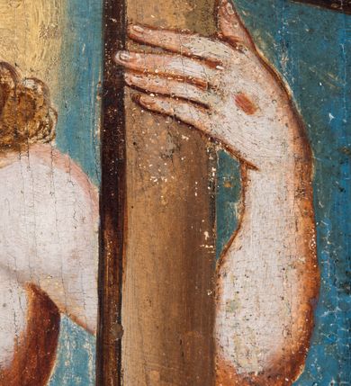 Zdjęcie nr 74: Umeblowanie zakrystii usytuowane jest wzdłuż ścian północnej, południowej i wschodniej pomieszczenia.  Na ścianie północnej, w części dolnej znajdują się trzy połączone ze sobą komody, każda o czterech szufladach, nakryte jednym blatem. W części górnej mieszczą się pięcioosiowe szafki z szufladami w cokole. Osie artykułowe są pilastrami hermowymi. Na osi środkowej szafka jest nieco wyższa i szersza z drzwiczkami dekorowanymi prostokątną, uszatą, oprofilowaną płyciną z malowanym przedstawieniem Chrystusa Eucharystycznego. Drzwiczki pozostałych szafek mają kształt stojących prostokątów i dekorowane są płycinami o wklęsłych narożach, zdobionymi gałązkami czerwonych róż, ułożonych w rokokowych wazonach. Ścianki zamknięte są niepełnym belkowaniem z gzymsem. W partii zwieńczenia osie artykułowane są cokolikami, na których ustawione są toczone, kuliste wazoniki. Pomiędzy nimi umieszczone są kartusze utworzone z ornamentu małżowinowo-chrząstkowego z malowanymi emblematami na owalnych medalionach, które ułożone są kolejno od lewej strony: 
1. Pionowo ustawiony miecz, ostrzem skierowany ku górze, połączony ze skrzyżowanymi berłem i dwoma kluczami, od których odchodzą fantazyjnie ułożone sznury w kolorze czerwonym. U góry napis na szarfie: „OBEDITE”.
2. W górnej części wyłaniająca się z chmur ręka trzymająca w dłoni węgielnicę i przymocowane do niej na łańcuszku tablice Dekalogu. Napis na szarfie: „OMNIA SVSTINET”.
3. Bóg Ojciec ukazany w półpostaci, lewą ręką opiera się na kuli ziemskiej, prawą czyni gest błogosławieństwa. 
4. Bujnie ulistnione, ciemnozielone drzewko spięte w dolnej części złotą formą w kształcie dwóch wywiniętych wolutek. Napis na szarfie: „GAVDET PATIENTIA DVRIS”. 
5. W górnej części obrazu z chmur wyłania się ręka, która zrzuca na ziemię iskrzący pocisk i dwa skrzyżowane pioruny, połączone parą białych skrzydeł. Napis „FORTIS VLTOR”.
 
Na ścianie środkowej, wschodniej znajduje się sarkofagowa mensa, powyżej parawanowa ścianka na profilowanym cokole, artykułowana pilastrami, pomiędzy którymi umieszczone są płyciny z kształcie leżących prostokątów z obrazami; ścianka zamknięta jest profilowanym gzymsem. W zwieńczeniu, na jej skrajach znajdują się owalne medaliony ujęte w kartusze z ornamentu małżowinowo-chrząstkowego. W medalionie po lewej stronie namalowane są litery alfa i omega na błękitnym tle oraz wstęga z napisem: „RENOVATUM A(NNO) D(OMINI) 1975”. Po prawej stronie analogiczny kartusz z literami w medalionie: „Ω / O / N” wpisane w formę krzyża, otoczonego niepełną aureolą; powyżej wstęga z napisem: „VIDENTEM AUDERE”. W płycinach obrazy przedstawiają świętych w ujęciu do pasa, zwróconych ku środkowi; od lewej:
1. Święty Demetriusz z włócznią opartą o prawy bark, ubrany w habit zakonu kanoników laterańskich od pokuty.
2. Święty Klet z aniołkiem, który trzyma w dłoni palmę męczeństwa i krzyż papieski. W prawym górnym narożu obrazu napis: „FAC HVIC SIGNO HONOREM”.
3. Święty Augustyn z gorejącym sercem na piersi i aniołkiem z łyżką i miseczką w dłoniach.
4. Święty ubrany w habit Marków, który trzyma w dłoni serce z krzyżem, podtrzymywane przez Chrystusa na obłokach – prawdopodobnie św. Cyriak, założyciel zakonu.
 
Na ścianie południowej znajduje się analogiczne umeblowanie, jak na ścianie północnej. W dolnej części dwie komody, a w miejscu trzeciej od wschodu szafka zdobiona dwiema uszatymi płycinami. Górna część mebla w przeciwieństwie do ściany północnej bez podwyższenia części środkowej. 
Na ścianie południowej:
1. Jasnobrązowa harfa na błękitnym tle i napis: „IN DOMINO”.
2. Ciemnobrązowy ptak i trzy podrywające się do lotu młode, w górnej części złote słońce i napis: „NON QUAE SVPER TERRAM.”
3. Po lewej stronie kompozycji wyłaniająca się z chmur ręka trzymająca skrzyżowane: miecz, czerwony krzyż i palmę. Napis: „NON ERVBESCO”.
4. W centrum przedstawienia krzak białej lilii o trzech rozgałęzieniach, w tle chmury w odcieniach koloru szaroniebieskiego. Napis na szarfie: „PER ARDVA DVLCIS”.
5. W lewej części kompozycji uskrzydlony jeleń, wspięty na tylnych nogach, po prawej stronie czarne i brązowe skały, w partii górnej otwarta korona, umieszczona pośrodku obłoku obwiedzionego biało-czerwonym pasem. Napis: „ET COMPREHENDATIS”.
 
W miejscu połączenia komód ścian północnej i południowej z dolną częścią konstrukcji na ścianie wschodniej znajdują się ukośnie ustawione, jednoskrzydłowe szafki o drzwiczkach dekorowanych prostokątną płyciną o wklęsłych narożach. Ścianki boczne części północnej i południowej zdobione są ukośną kratką. Powierzchnia szafek i komód pokryta jest polichromią imitującą marmur w kolorze beżowym, szarokremowym, różowym i rdzawym. Blaty malowane są farbą olejną w kolorze beżowym. Obramienia medalionów malowane w kolorze rdzawozłotym. Tło w większości medalionów w odcieniach błękitu, w górnych częściach majuskułowe napisy objaśniające przedstawienie, umieszczone w białych i półkoliście ułożonych szarfach. 